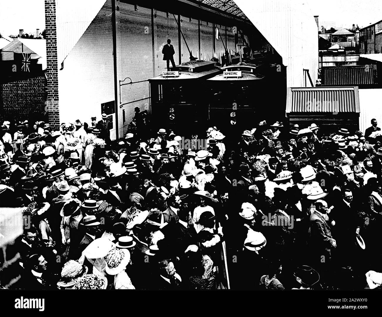 Négatif - Geelong, Victoria, vers 1912, une foule à la dépôt de tramways. Ils sont tous à la recherche vers la droite de la photo - c'est peut-être pour l'inauguration du tramway Banque D'Images