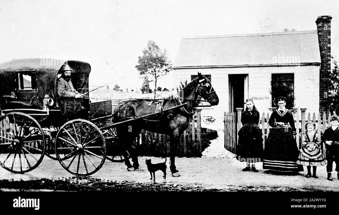 Négatif - famille devant la maison, Ballarat, Victoria, vers 1875, une famille devant leur maison. Sur la droite est une femme avec une jeune fille et deux enfants et il y a un homme conduisant un Cheval et buggy couvert sur la gauche Banque D'Images