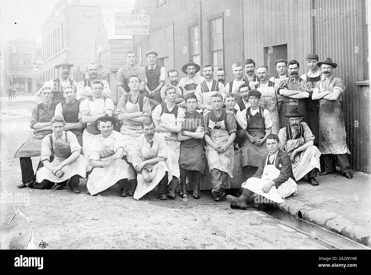 Négatif - Ballarat, Victoria, en 1901, les travailleurs à l'extérieur de l'usine de Wilson & Company, les fabricants d'amorçage Banque D'Images