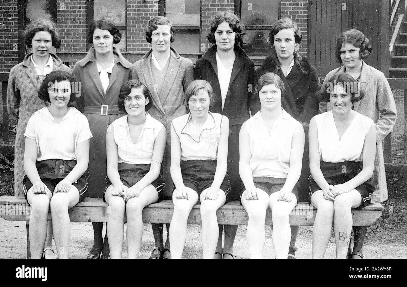 Négatif - Geelong, Victoria, vers 1932, les femmes membres de l'Harrier Christchurch Banque D'Images