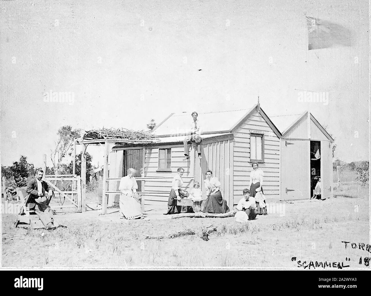 Négatif - première maison à Torquay, Victoria, post 1891, la première maison à Torquay. Il y a une notation partiellement visible à lire 'Torq...'Scammell' 18..' peut-être 1928 Maison dans la rue de la fierté, la partie inférieure étant construit à partir du rouf pin du navire SS Joseph H 1928, naufrage au large Torquay Banque D'Images