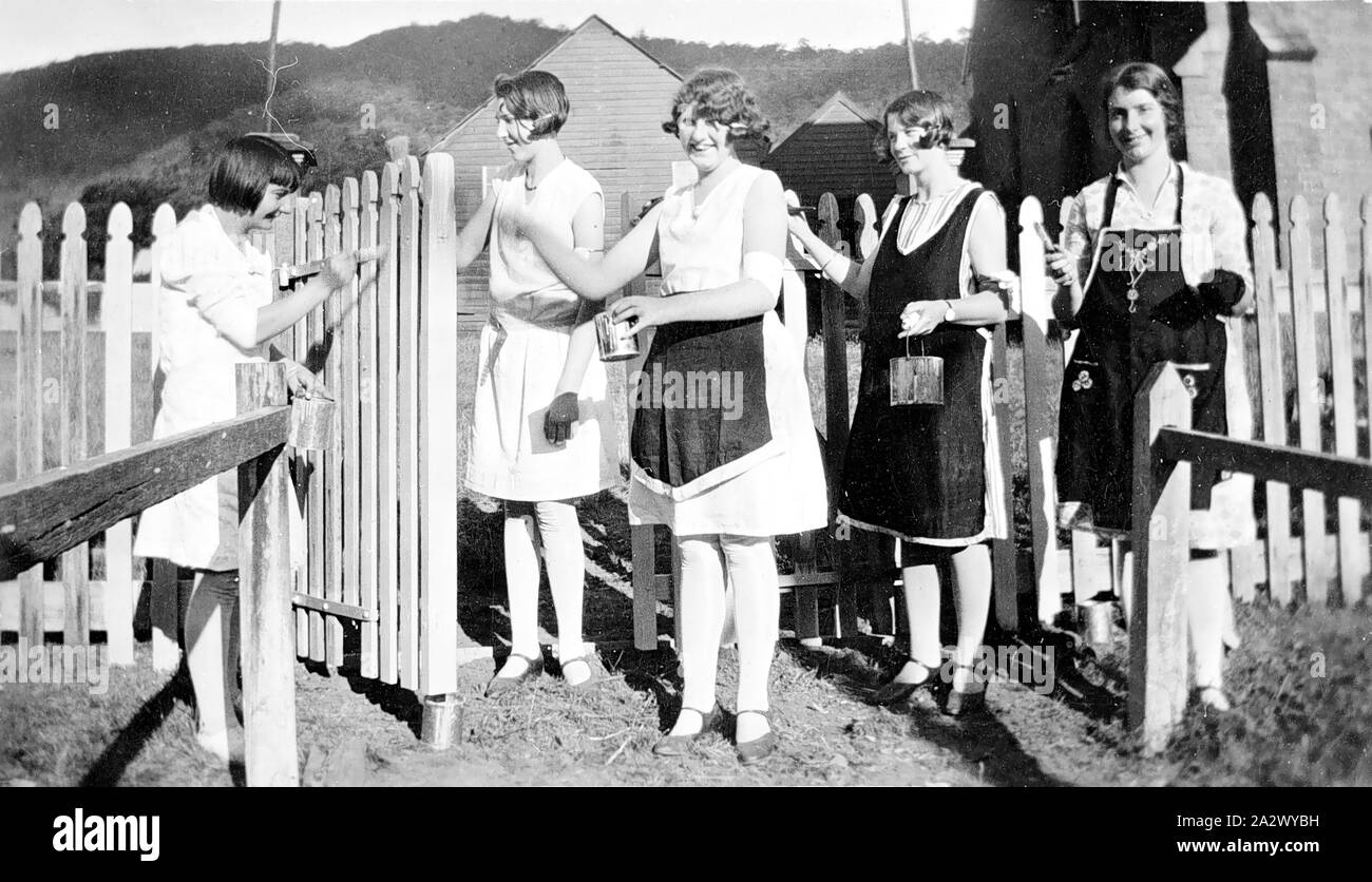 - Négatif Wandiligong, Victoria, vers 1930, les filles, tous les membres de la famille Williams, peindre un mur de l'église Banque D'Images