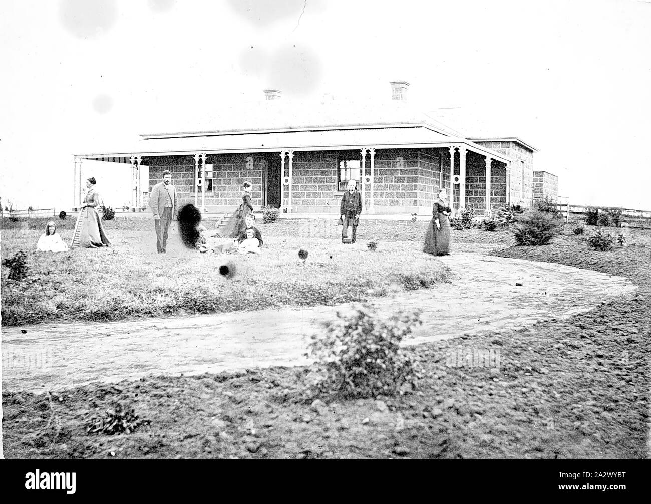 - Négatif Penshurst, Victoria, vers 1875, un groupe de personnes en face de l'homestead sur 'Langulac' station. L'homestead en construit en pierre et dispose d'une large véranda Banque D'Images