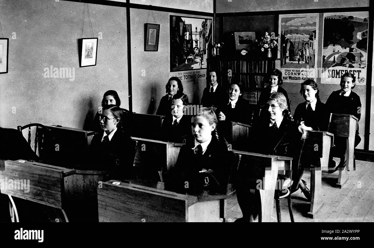 Négatif - Swan Hill, Victoria, vers 1940, l'école des filles dans une salle de classe à la grammaire des Filles de Donnington Banque D'Images