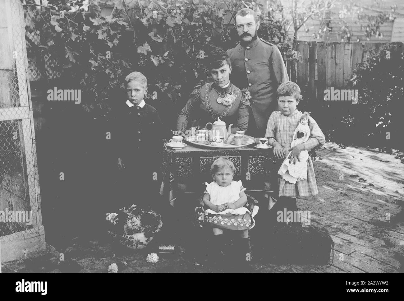 - Négatif, La Famille Beckett Charlton, Victoria, 1891, Portrait de la famille Beckett dans son jardin à Charlton, Victoria, 1891. Photographie par Thomas Beckett. Thomas Beckett dans son uniforme de la milice, Kate Beckett là, et leurs enfants George (b 1884), Nellie (b 1885) et Lawrence (b 1890). Partie d'une collection de négatifs sur plaques de verre prises par le Dr Thomas George Beckett, médecin radiologue, pionnier et photographe amateur entre 1891 Banque D'Images