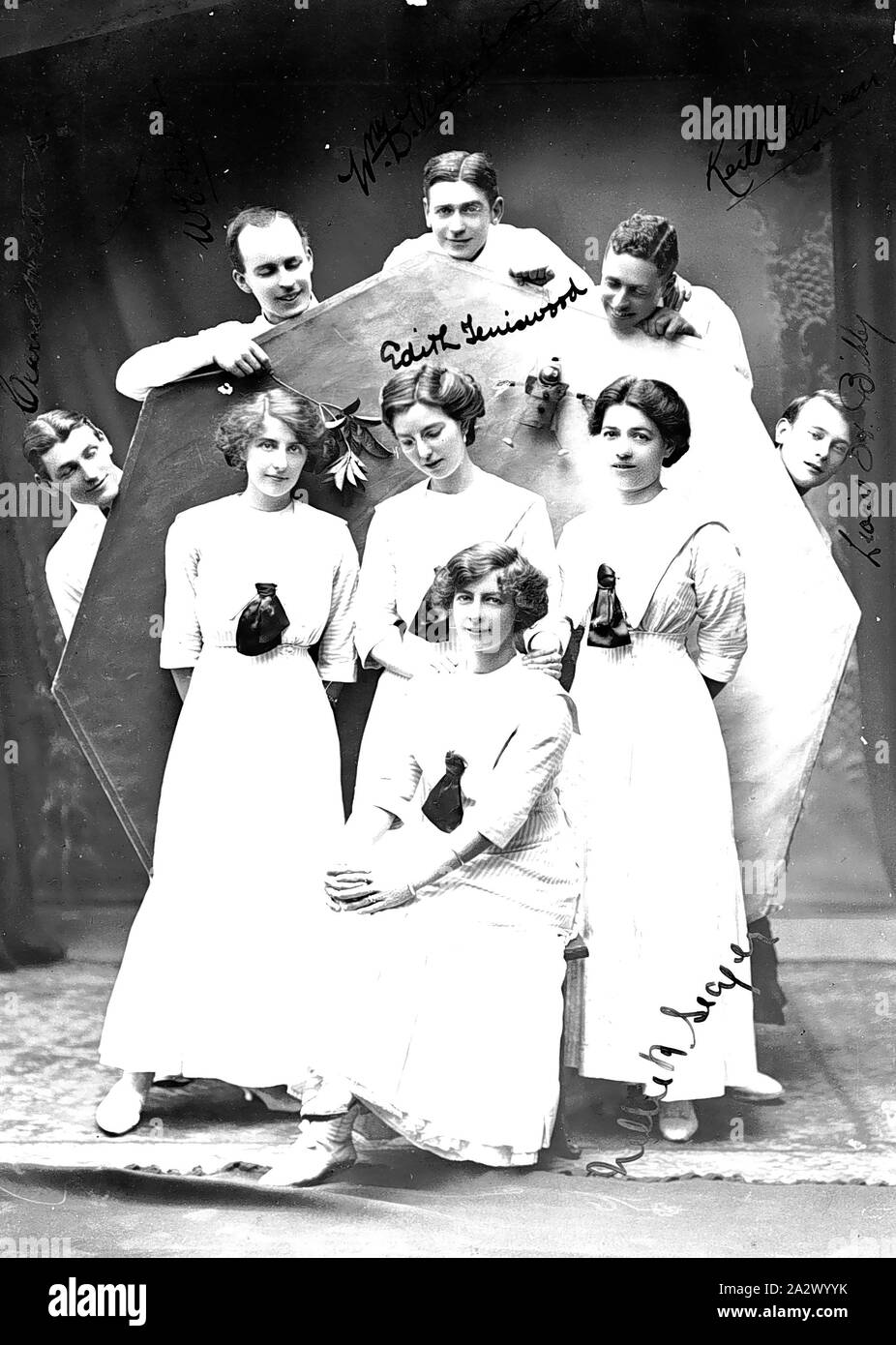 Négatif - Hobart, Tasmanie, vers 1911, un groupe d'acteurs. Le jeu a été appelé 'le' saltimbanques ou qui peuvent avoir été le nom du groupe. Quatre femmes se tenir en face d'un coupé alors que cinq hommes autour d'elle par les pairs Banque D'Images