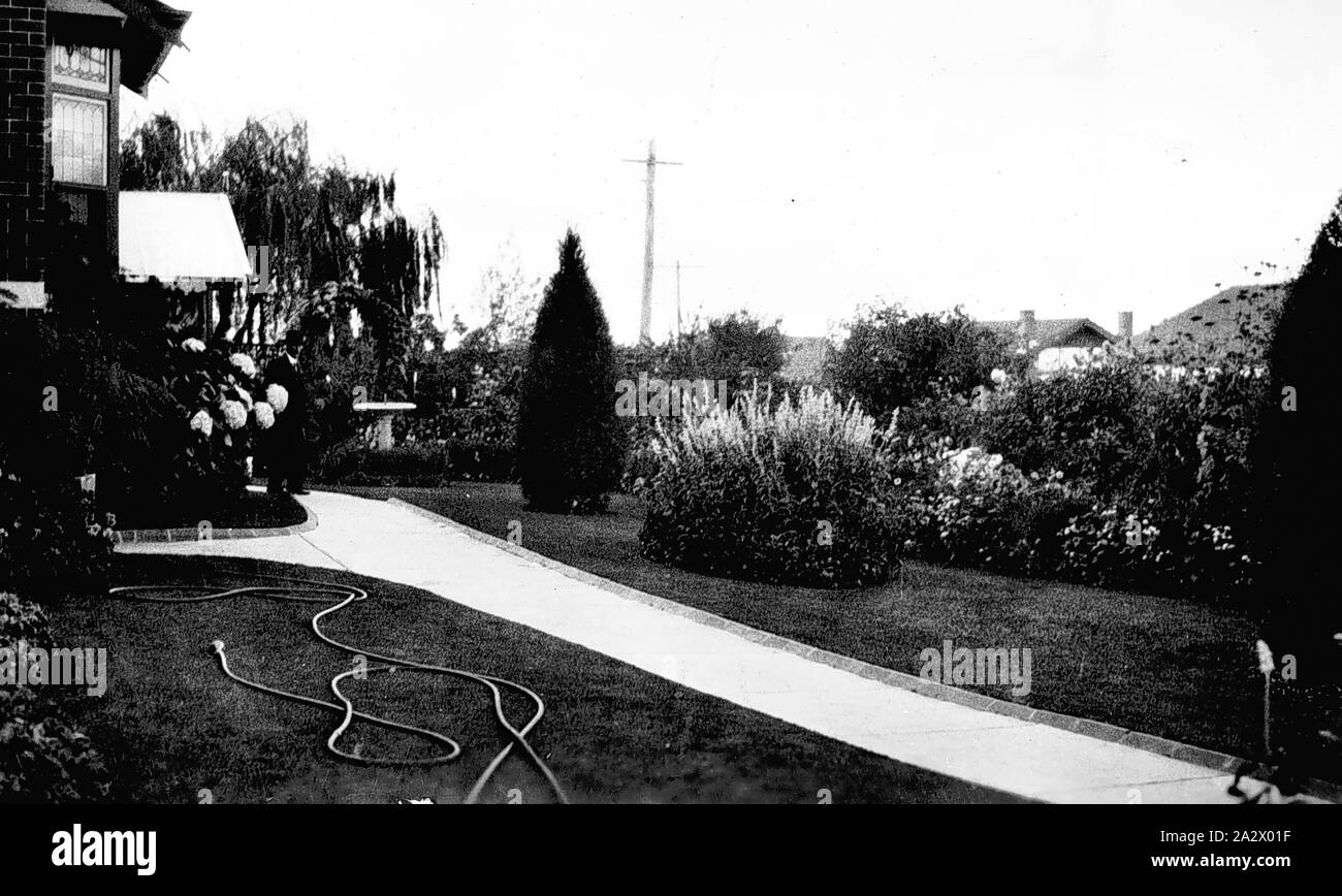 Négatif - Mont Albert, Victoria, vers 1935, une maison et jardin qui a gagné un prix dans un concours d'armes Banque D'Images