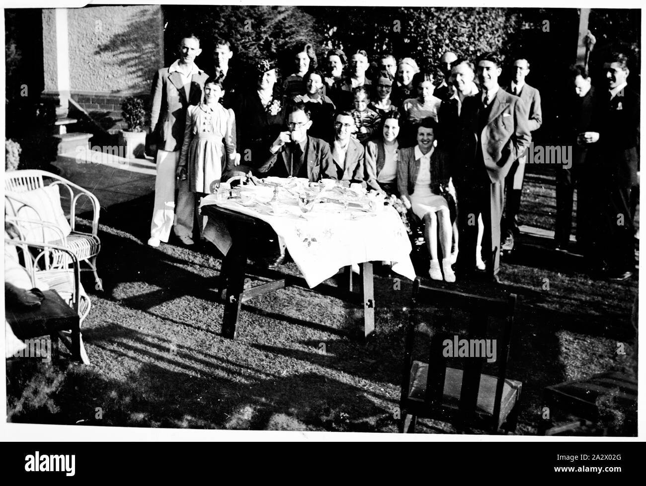 Négatif - Canterbury, Victoria, vers 1943, un groupe d'hommes et de femmes réunis autour d'une table de thé. Ils assistaient à un match de tennis au 'Dixon's Banque D'Images