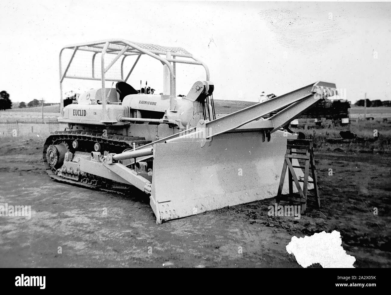 Négatif - Cobden, Victoria, vers 1955, un tracteur avec un bulldozer Euclid fabriqué ou commercialisé (pièce jointe ?) par Errey Engineering Banque D'Images