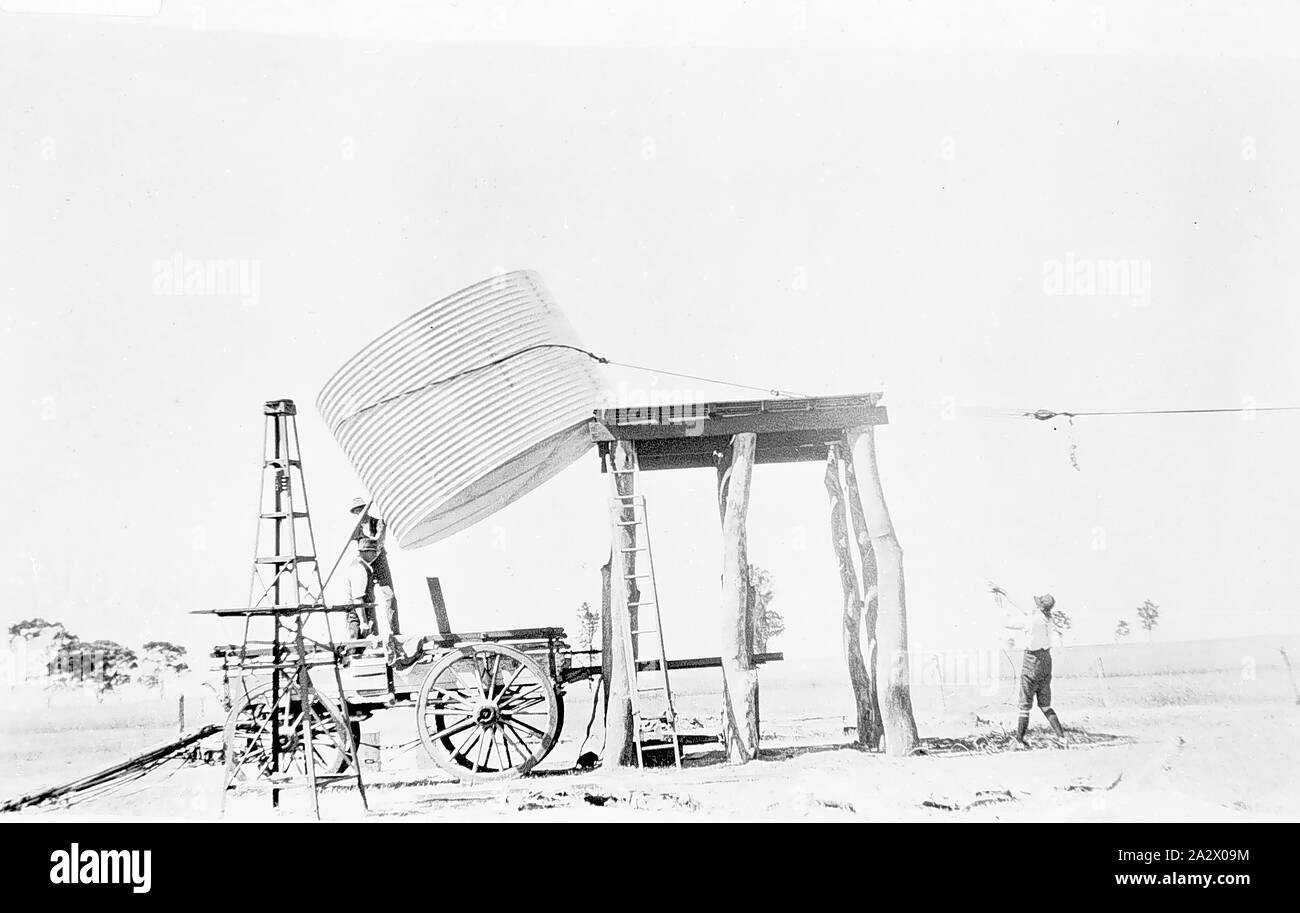 - Négatif Nhill District, Victoria, 1920, la levée d'un réservoir d'eau sur un stand sur l'Heatherlea ferme. Les câbles sont reliés à la citerne qui a effacé le wagon Banque D'Images