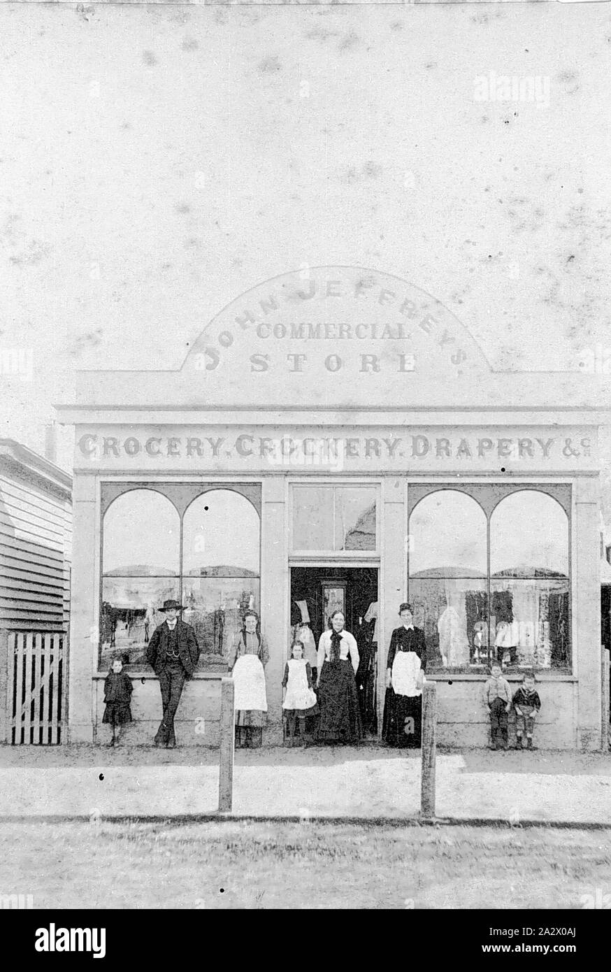 Négatif - Casterton, Victoria, vers 1895, un groupe de personnes debout devant John Jeffreys Commercial magasin, épicerie, vaisselle, de tentures &c Banque D'Images