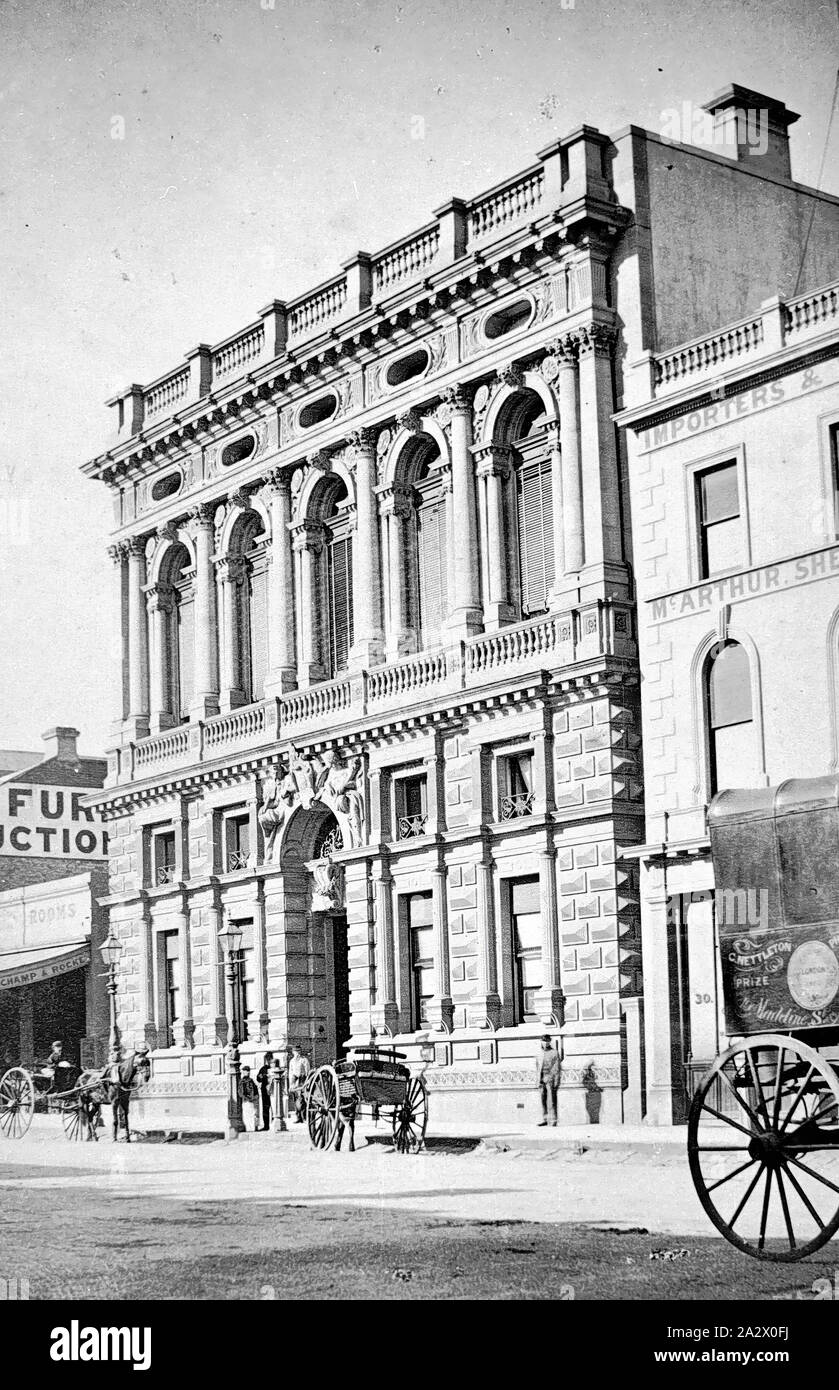 Négatif - Melbourne, Victoria, vers 1875, la Banque de Victoria. Il y a des véhicules à traction dans la rue Banque D'Images