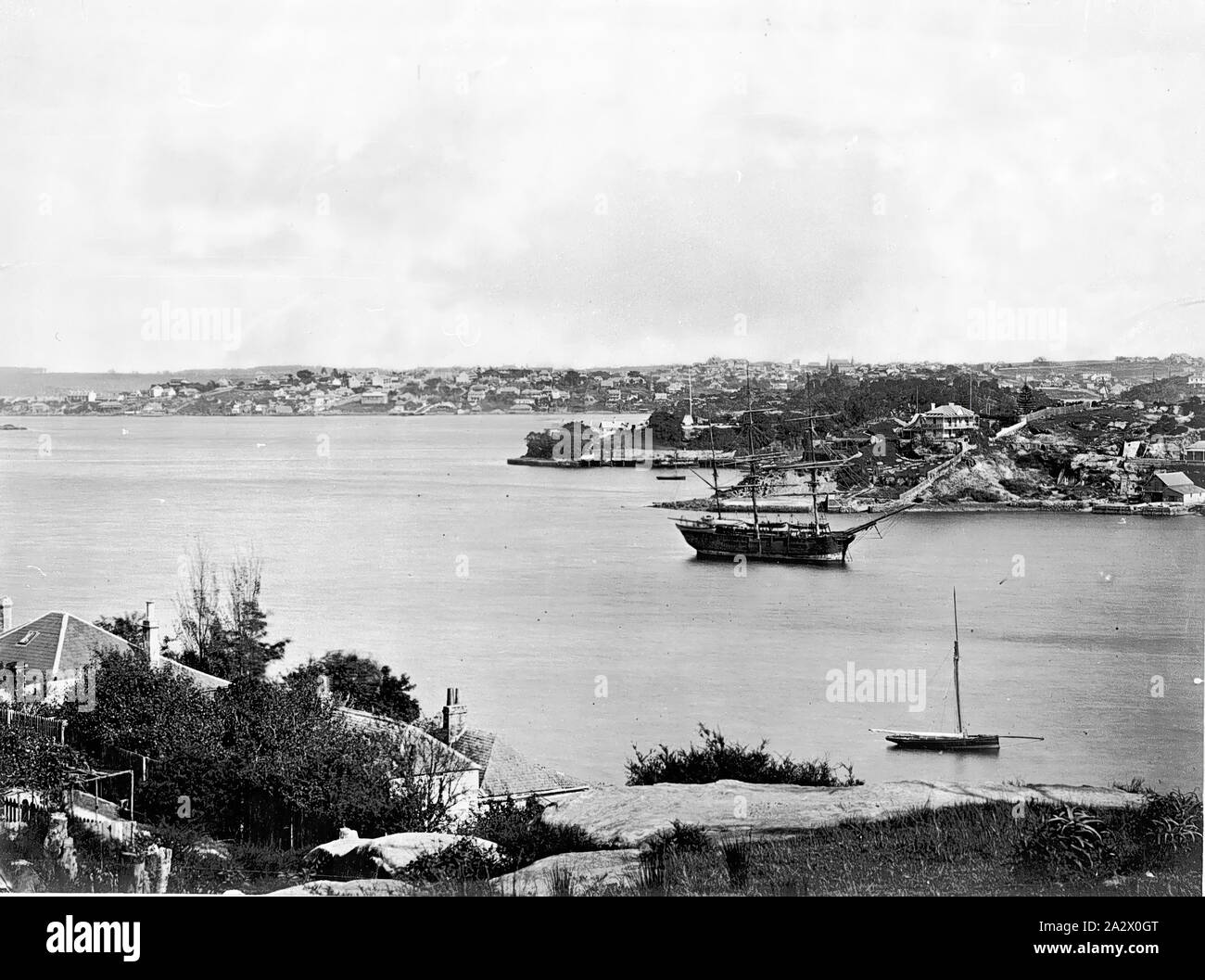 Négatif - Sydney, Nouvelle Galles du Sud, vers 1880, le port de Sydney. Il y a un trois-mâts de navire à voile et un petit bateau à l'avant-plan Banque D'Images