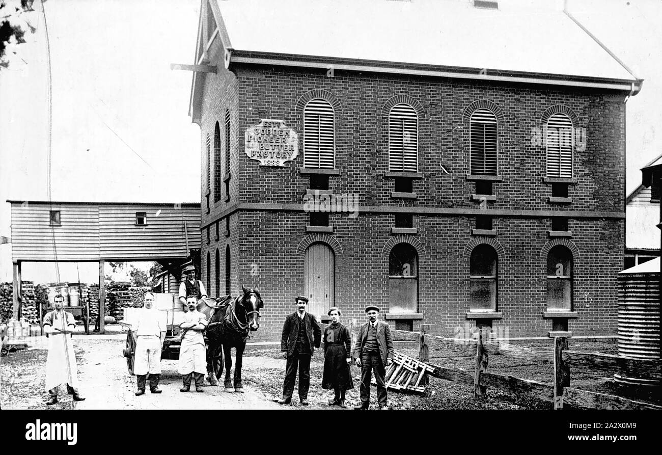 Négatif - Cobden, Victoria, 1912, les travailleurs à l'extérieur de l'usine de beurre Pioneer Cobden. Il y a un wagon de livraison sur la gauche Banque D'Images