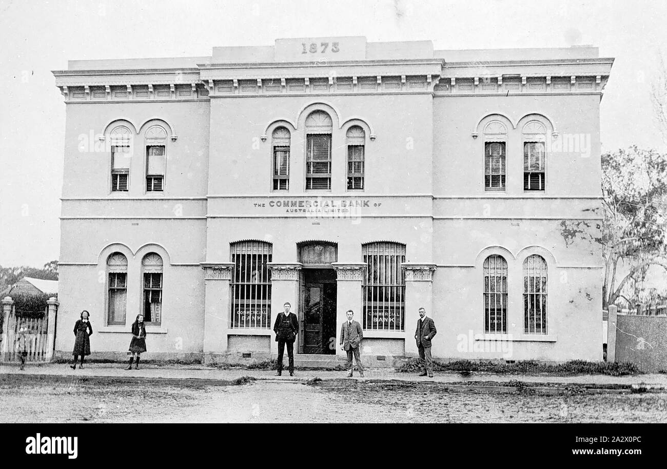 Négatif - Victoria, vers 1913, le personnel et les personnes se trouvant à l'extérieur de la Commercial Bank of Australia Ltd Banque D'Images