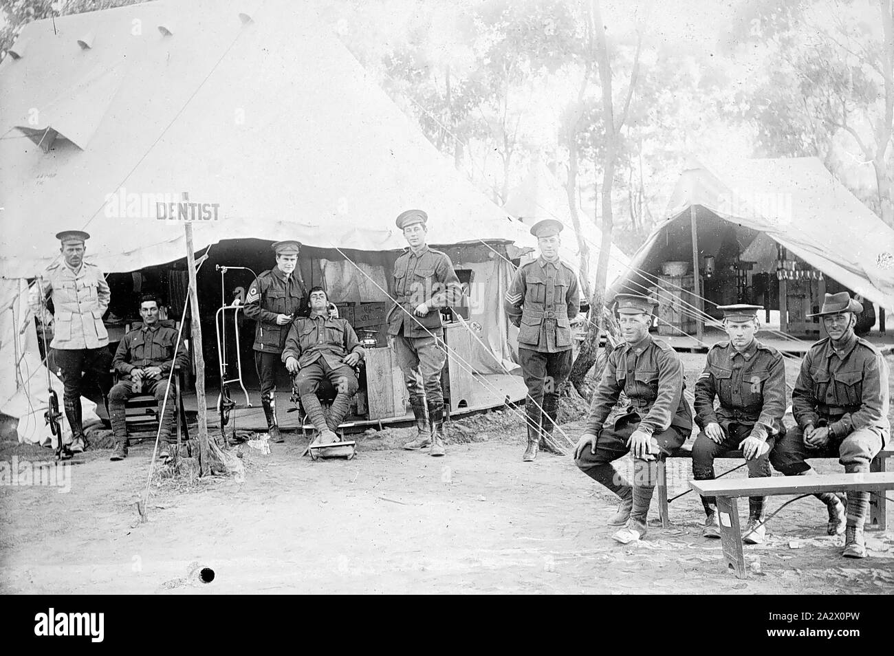 Négatif - Bendigo, Victoria District, vers 1914, les soldats d'attente pour les soins d'un dentiste de l'armée Banque D'Images