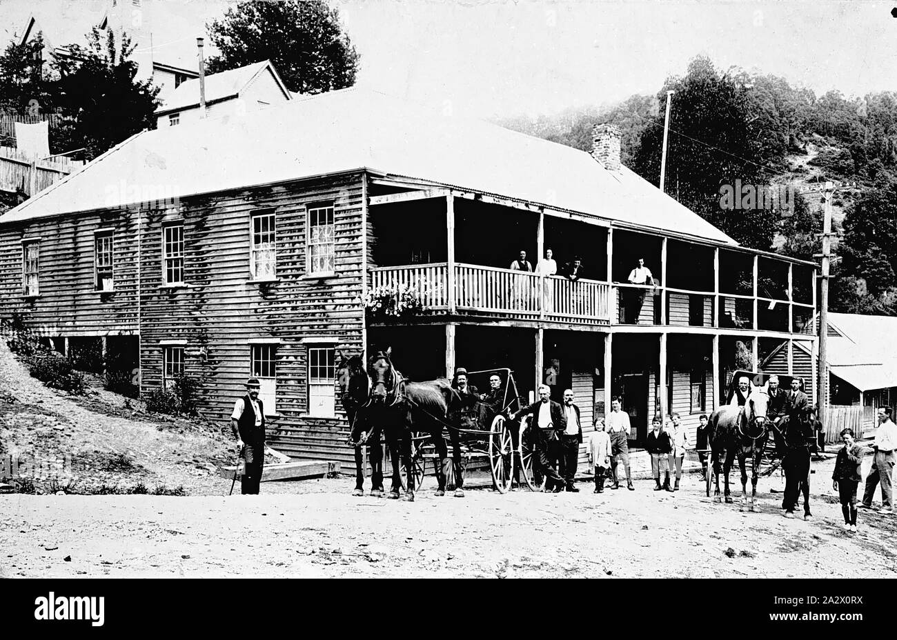 Négatif - Woods Point, Victoria, vers 1925, les gens à cheval et les chariots à l'extérieur de la Commercial Hotel Banque D'Images