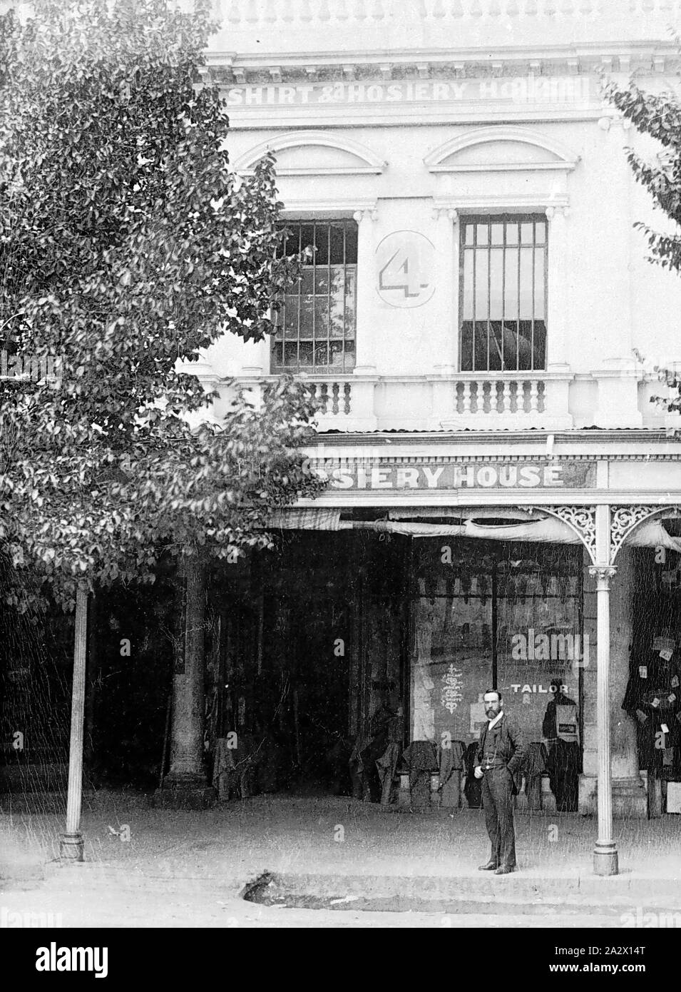 Négatif - Bendigo, Victoria, en 1890, le 'Shirt et la bonneterie House' avec la boutique de J. Buchan tailleur. Il y a un grand'4' sur l'avant du bâtiment et un homme debout sur le trottoir Banque D'Images