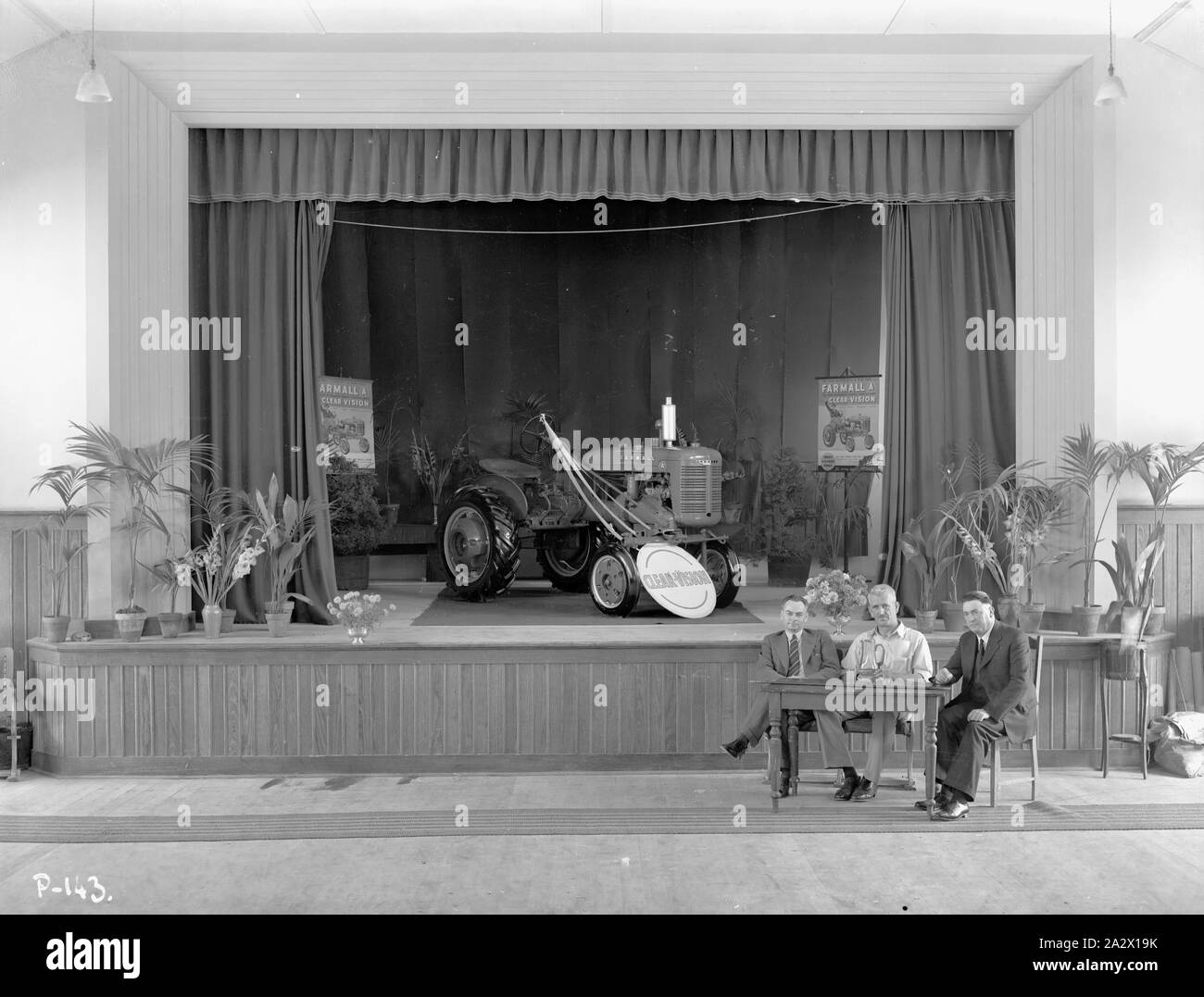 - Négatif, International Harvester Farmall un tracteur, Shepparton Présentation, 1940, partie d'une grande collection de plaque de verre et de négatifs, diapositives, albums photos, catalogues de produits, des vidéos, des films cinématographiques, des journaux d'entreprise, publicités et coupures de presse concernant les activités de l'International Harvester Company et ses filiales en Australie. L'International Harvester Company of America a été créé en 1902 par la fusion de cinq grands Banque D'Images