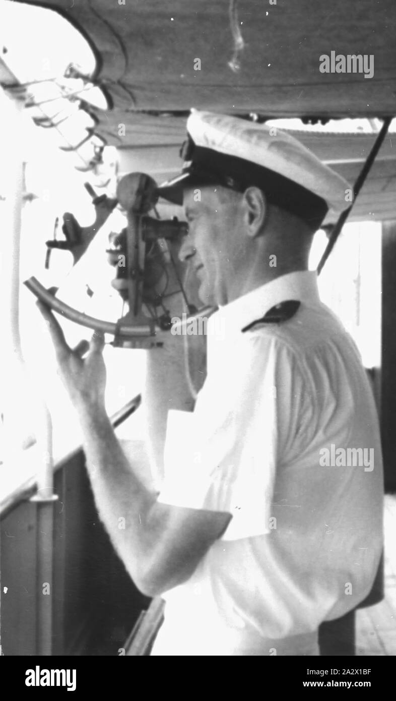 Négatif - Martin Spencer-Hogbin en utilisant son Hezzanith Sextant, vers 1950, M. Martin en utilisant Spencer-Hogbin son sextant. L'un des six copies de négatifs photographiques en noir et blanc représentant des navires et des outils de navigation maritime qui se rapportent à M. Martin l'Spencer-Hogbin carrière de navigant. Né en Angleterre en 1924 Spencer-Hogbin Martin a passé sa vie à travailler dans l'industrie maritime travaillant principalement pour le Blue Funnel Line. En 1957, Martin a décidé d'immigrer en Australie de l'Angleterre Banque D'Images