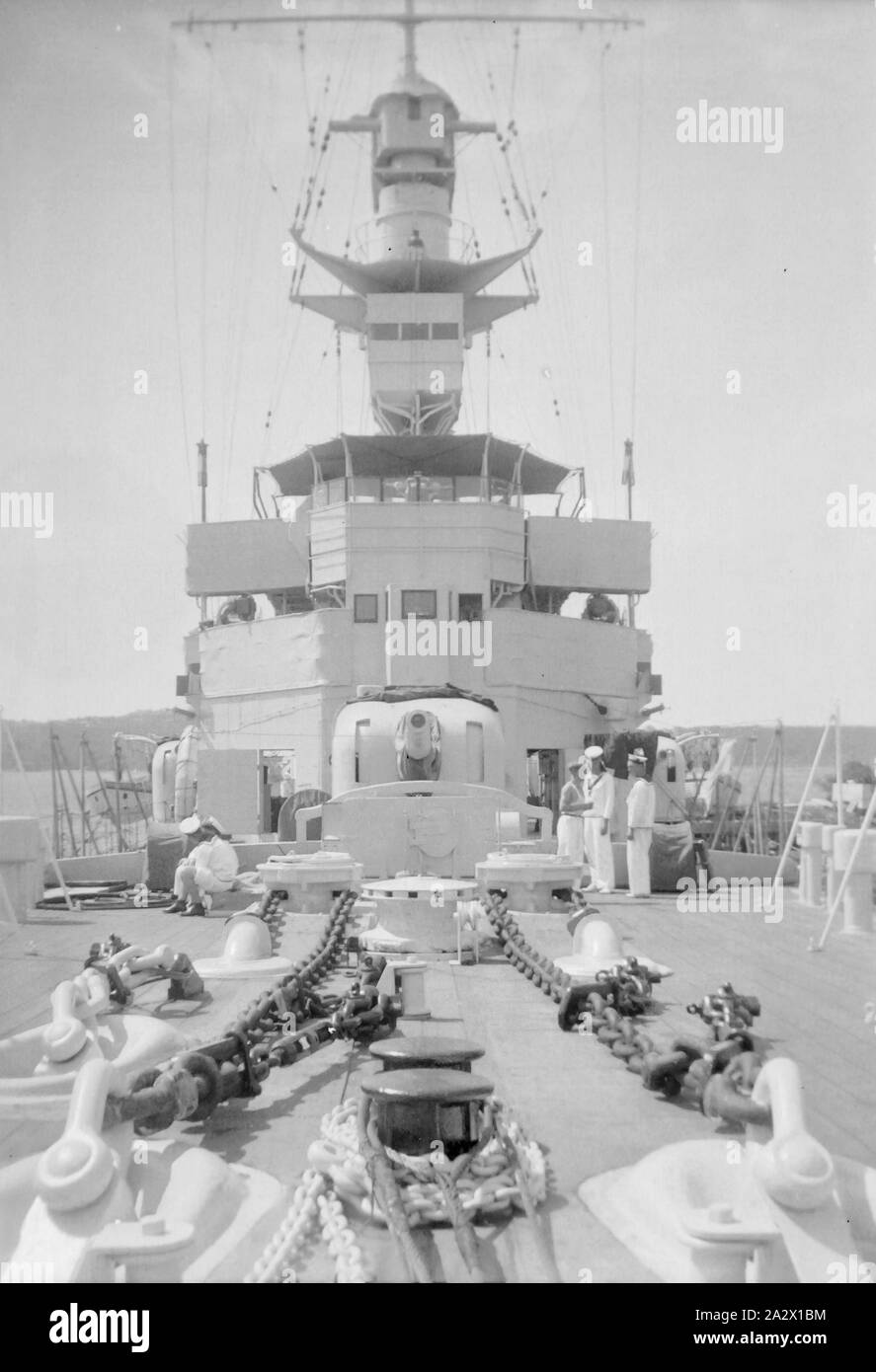 - Négatif HMAS Adelaide, Cockatoo Island, New South Wales, La Seconde Guerre mondiale, 1939-1943, l'un des onze négatifs noir et blanc précédemment installée dans une enveloppe appartenant à David Ralph Goodwin, RAN. Les négatifs dépeignent cuirassés et portraits de marins à l'île de cacatoès, le port de Sydney. David Ralph Goodwin est né le 14 novembre 1921 à Mordialloc. Il s'enrôle le 11 mai 1938 à Melbourne, le numéro de service 22112, et est devenu un matelot qualifié. Il a servi sur les navires HMAS Perth (19 mai Banque D'Images