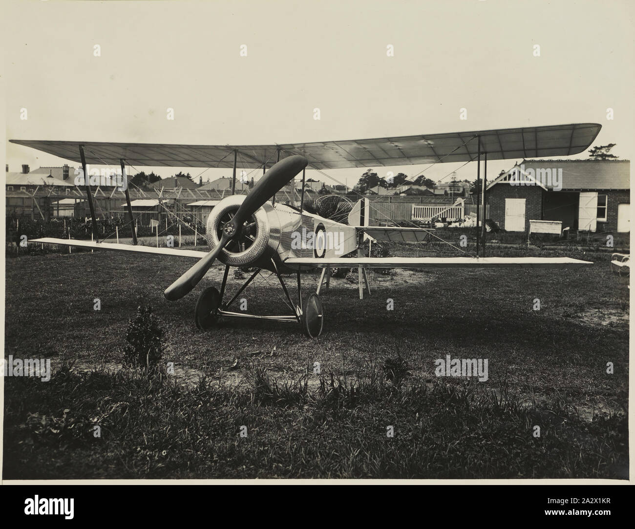 Photographie Oblique - Vue avant du basilic biplan de Watson sur la pelouse à l'arrière à l'extérieur', 'Foilacleugh Elsternwick, Victoria, 1916, partie d'un album de photographies commémoratives produites par les studios de Sears, Melbourne, documentant le travail de basilic dans la construction d'un biplan Watson chez lui, 'Foilacleugh' dans Elsternwick, Victoria, au cours de 1916, et la suite de son accident mortel au large de Point Cook le 28 mars 1917. Le biplan était basé sur la conception du Sopwith Pup Banque D'Images