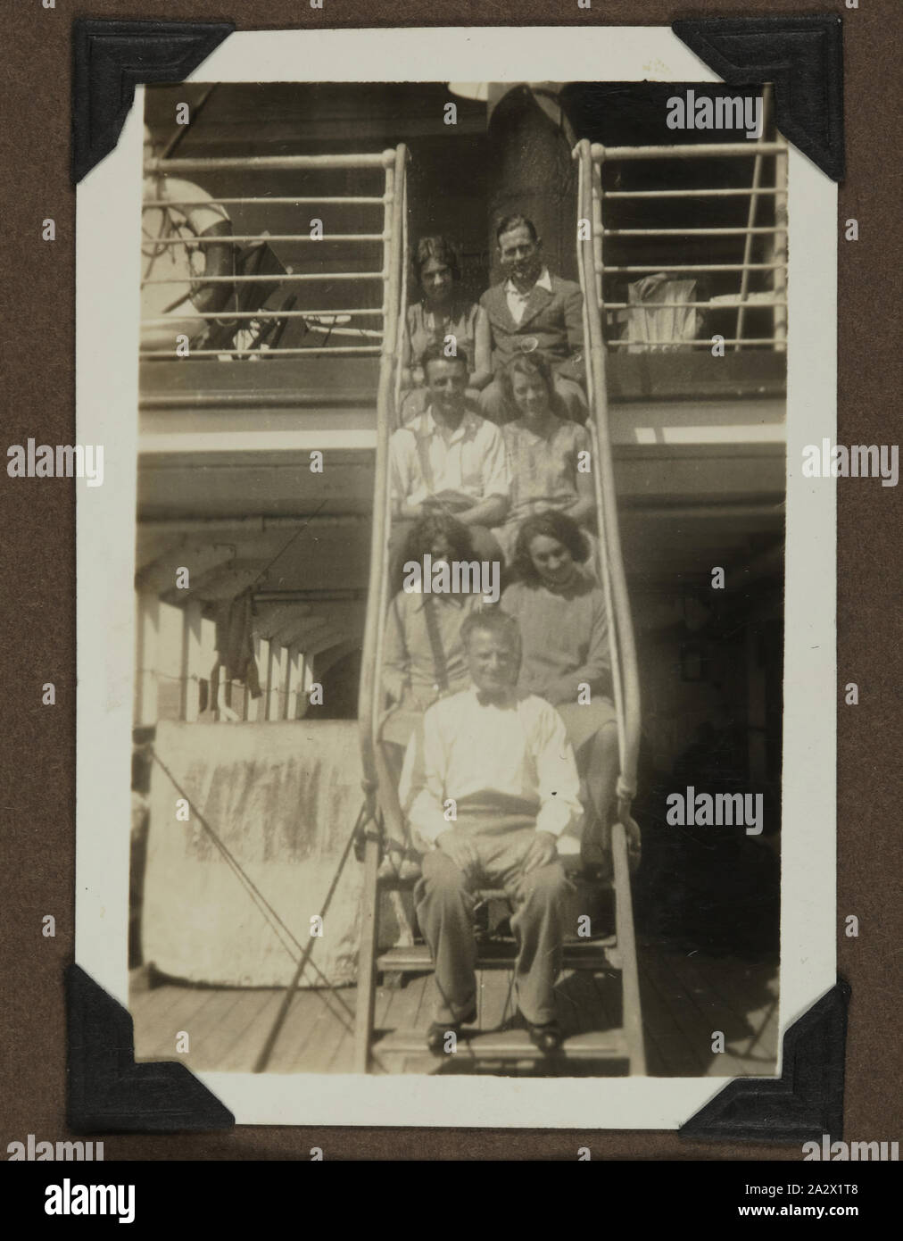 Photographie - Passagers à bord de SS, 1928 Jervis Bay, l'un des quatre-vingt trois images d'un album de photos portées à l'Australie par Archibald Gordon Maclaurin lorsqu'il a émigré en 1928. Il comprend des photos de sa pré-migration voyages en France, ainsi que des photos il a ajouté une fois en Australie, y compris des photos envoyé par famille en Angleterre, et des images de son trajet de migration Banque D'Images