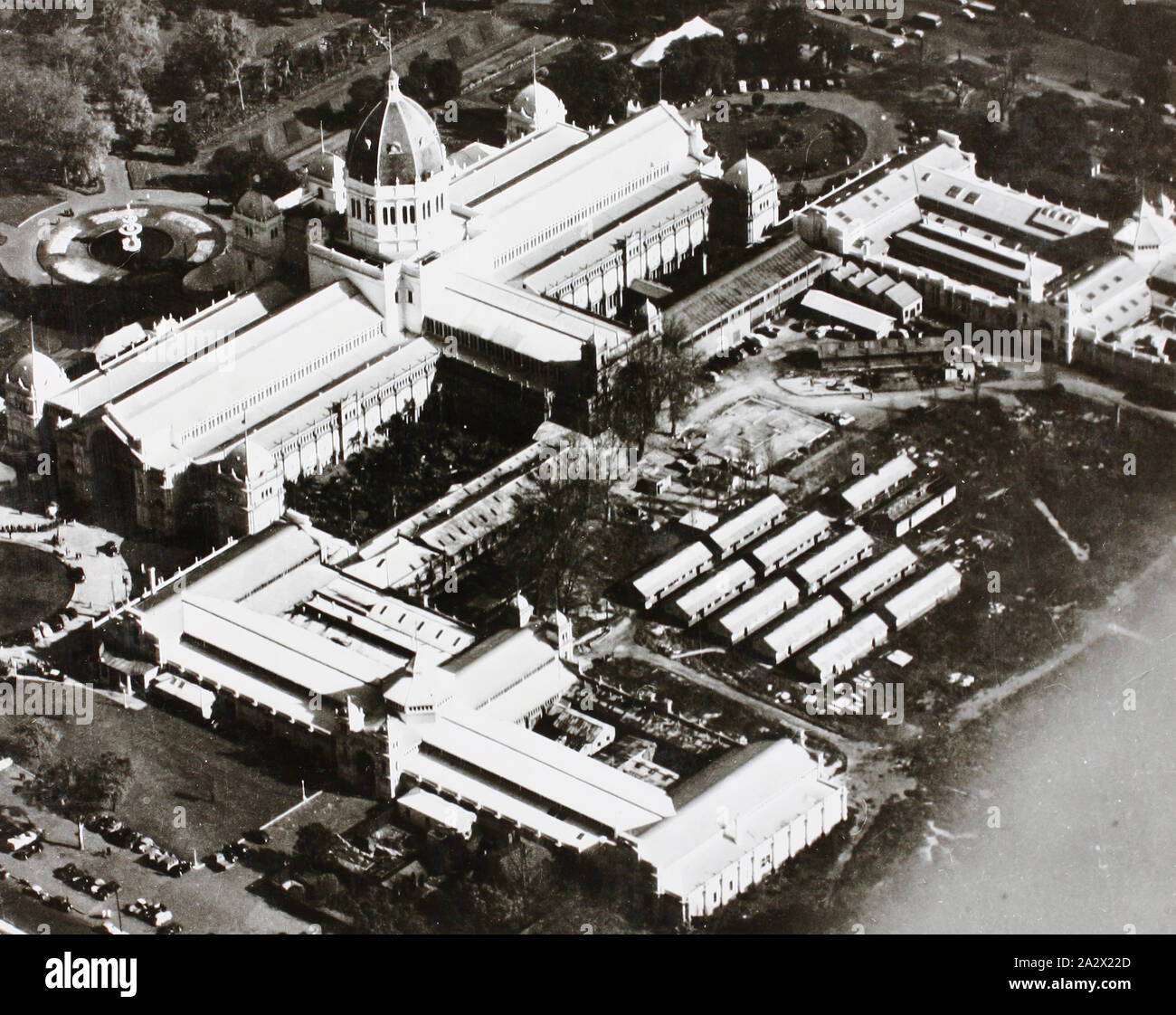 Photo - Vue aérienne du bâtiment d'exposition à partir de North East, Melbourne, 1947, Noir et blanc photographie aérienne du bâtiment d'exposition à partir de North East, prise en 1947. La photo montre le bâtiment d'exposition, annexes, et refuges de la Royal Australian Air Force (RAAF) camp. C'est l'une des 959 photos (ou images) de l'Exhibition Building collationnées par l'administration d'exposition comme un volume 10 de l'histoire picturale bâtiment d'exposition couvrant les années Banque D'Images