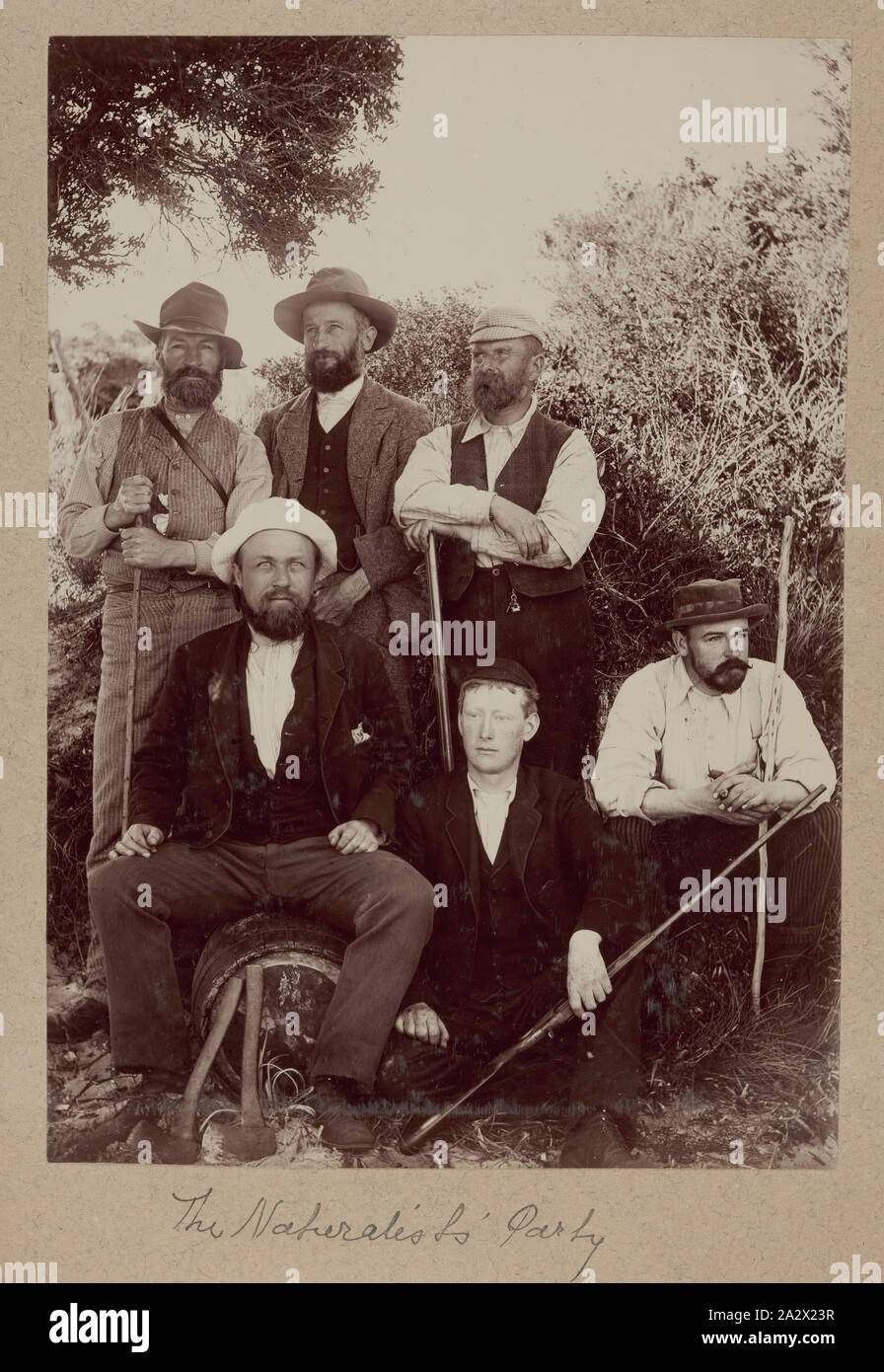 Photographie - le 'Parti des naturalistes", Groupe d'Îles Furneaux, 1893, l'un des soixante-neuf noir et blanc et photographies sépia dans un album relié [6] sont mal prises par un J Campbell lors d'un Field Naturalists' Club of Victoria de savants dans le groupe d'îles Furneaux, le détroit de Bass, en novembre1893 Banque D'Images