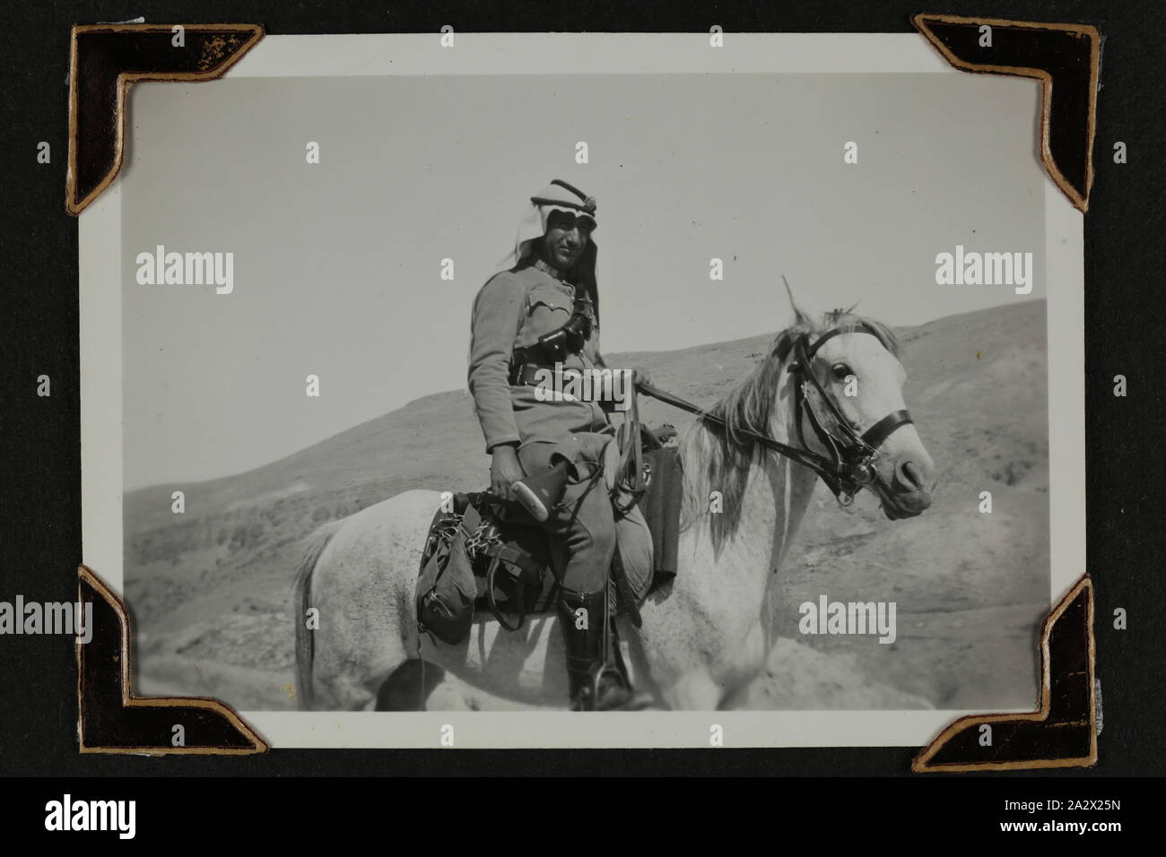 Photographie - 'policier' arabe, Jordanie, Sœur Isabel Erskine Plante, la seconde guerre mondiale, 1941, l'un des 135 photographies en noir et blanc contenues dans une seconde guerre mondiale, album de photographies avec des photographies de Sœur Isabel Erskine Plante en uniforme, sur les vues de la région du Moyen-Orient et de Guinée - la seconde guerre mondiale. L'album appartenait à Sœur Isabel Erskine Plante, une infirmière à l'Hôpital général de l'Australie 7ème en Palestine Banque D'Images