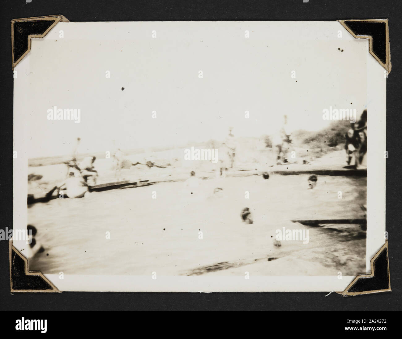 Photographie - 'Echelle au Railway Trackside Pool', Australie du Sud, 1942, photographie noir et blanc de personnes baignade à la piscine. L'une des 116 photos dans un album photographique organisé par le sous-lieutenant Colin Keon-Cohen. Ce sont de très bonnes images de la vie à Singapour avec 205 Sqn RAF, puis 77 Sqn RAAF, World War II Banque D'Images