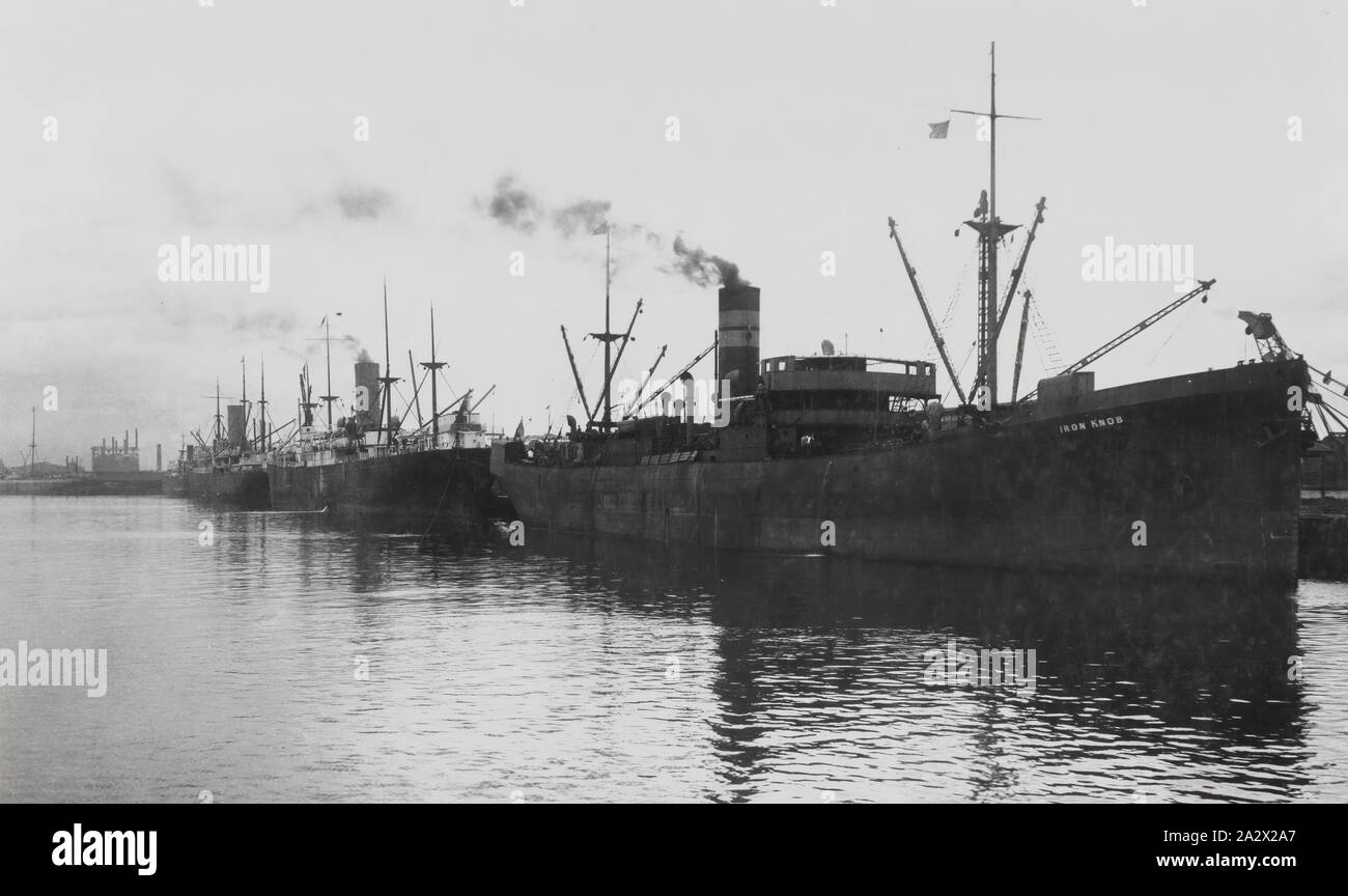 Photographie - Broken Hill Proprietary Company Ltd, le bouton 'fer à repasser' Steam Ship à quai, Newcastle, New South Wales, 1922-1939, image en noir et blanc du steam ship 'bouton' Fer à quai à Newcastle, NSW. C'est l'un d'une collection de 15 photographies en noir et blanc montrant les navires de passagers et de fret dans les eaux australiennes dans les années 1920 et 1930 Banque D'Images