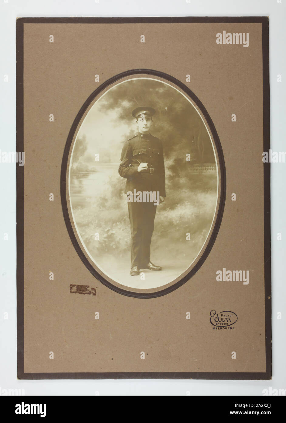 Photographie - Le Caporal G.P. Mulcahy, vers 1914, Full length portrait du Caporal G. P. Mulcahy en uniforme de la milice d'ingénieurs australiens (partie du Commonwealth Forces Militaires, 3e District militaire). Prises par Eden Studios, Melbourne, avant qu'il s'engage à servir dans la seconde guerre mondiale I. Gilbert Payne Mulcahy est né en 1893 dans la région de Clunes, Victoria et a été le huitième enfant de John et Margaret Mulcahy. Il s'enrôle le 15 février 1915 et a été Banque D'Images