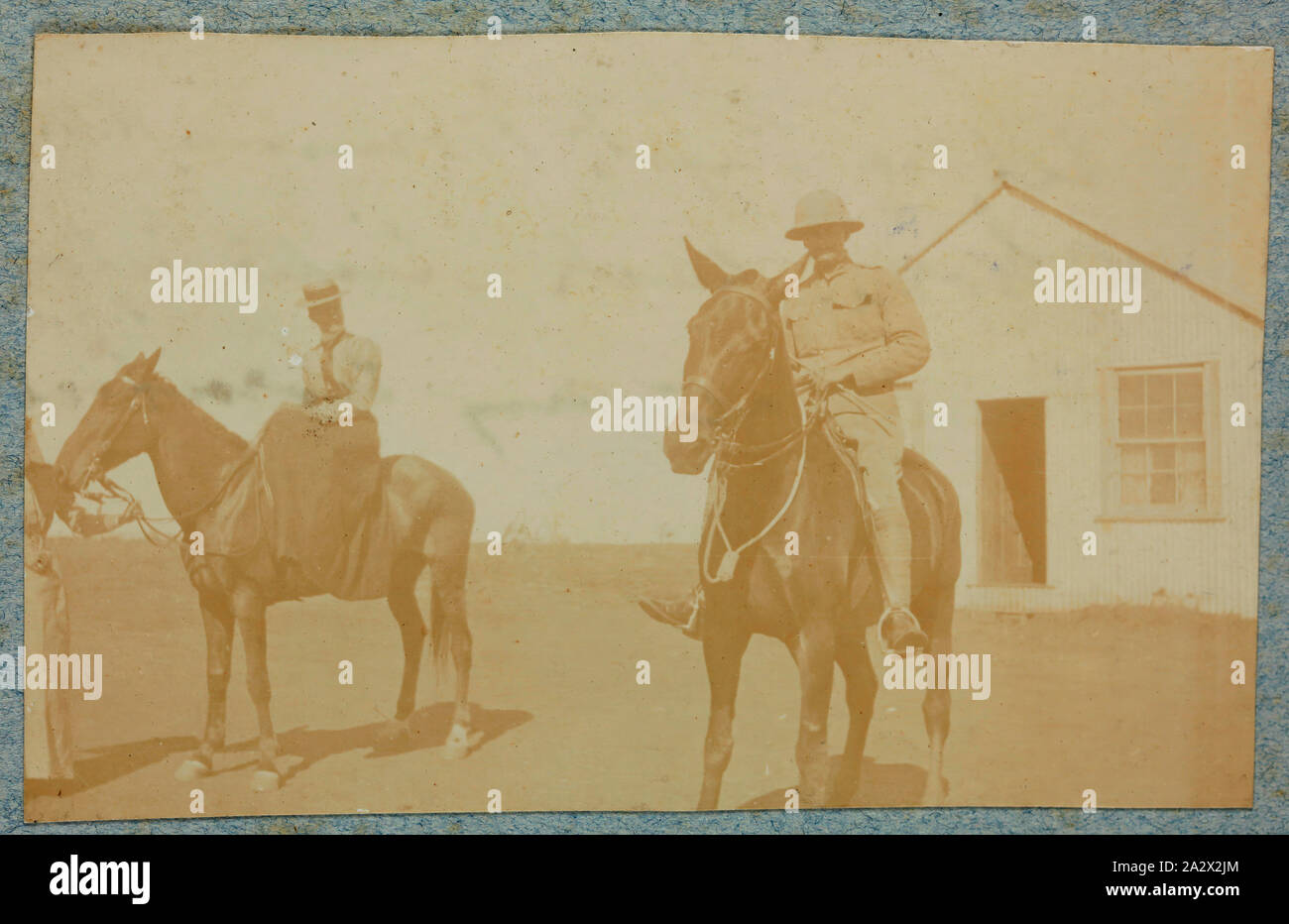 Photographie - Couple à cheval, Afrique du Sud, vers 1902, l'une des 74 photographies en noir et blanc contenues dans un album de photographies couvert. Inscrit en première page de l'album 'M.G.A. Warner'. Appartenait à Soeur Mabel Ashton Warner, qui ont servi dans le Queen Alexandra's Royal Nursing Service. Les photographies sont collés dans l'album et sont généralement très décolorée. Certains semblent produites à des fins commerciales ; d'autres sont rugueuses et amateur Banque D'Images