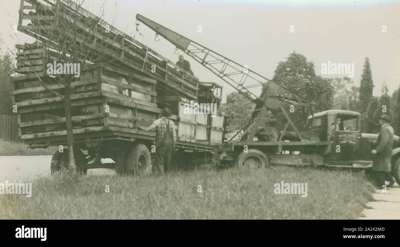 Photographie - Daniel Harvey, Équipement de déchargement grue mobile, vers 1940, photographie d'une grue mobile de déchargement de matériel agricole. Image fait partie d'une collection de photographies, de documents, et de textes commerciaux relatifs à Daniel Harvey Pty Ltd., fabricant de l'outil agricole Fort Hill, Victoria Banque D'Images