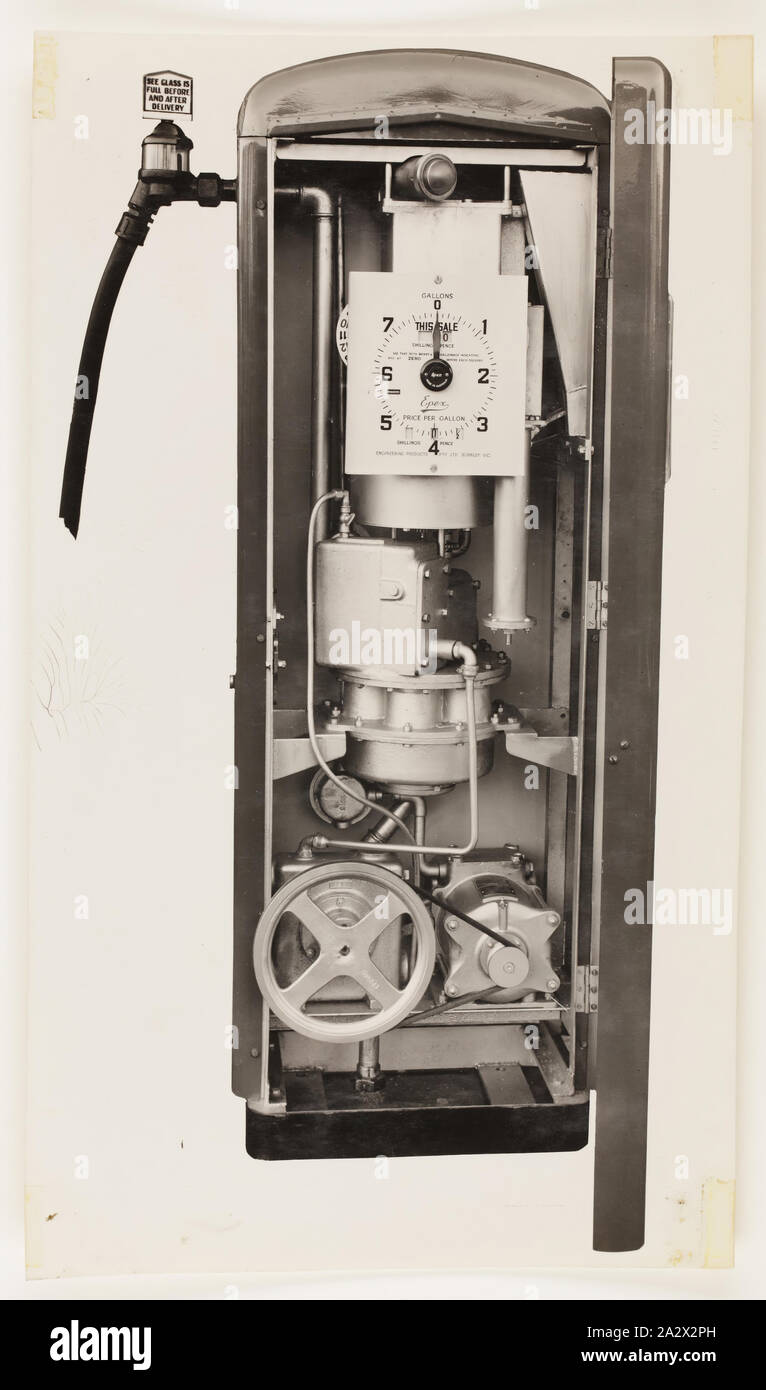 Photographie - Engineering Products Pty Ltd, pompe à essence électrique avec capot, vers 1946, une des 59 photos noir & blanc contenues dans un album. Images illustrent les pompes à essence fabriqués par Engineering Products Pty Ltd., Haruhi-shan. Les photographies sont montés sur les deux côtés de l'album pages, certaines images ont été détachées des page et sont maintenant logés séparément. Partie d'une collection de dessins techniques, brochures, catalogues techniques, les dossiers de l'entreprise Banque D'Images