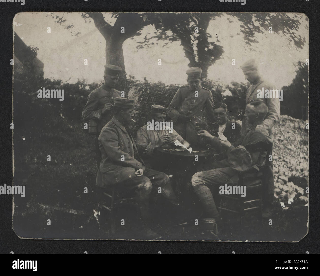 Photographie - Soldats allemands des cartes à jouer, la Première Guerre mondiale, 1914-1918, photographie en noir et blanc avec les soldats allemands de cartes à jouer - probablement des soldats du 3e Régiment d'infanterie. La prise de vue date de la Première Guerre mondiale. sa provenance est inconnue Banque D'Images