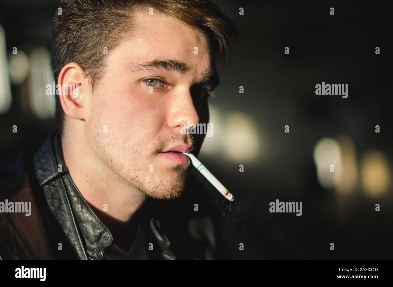 Boy Cigarette Banque D'Images
