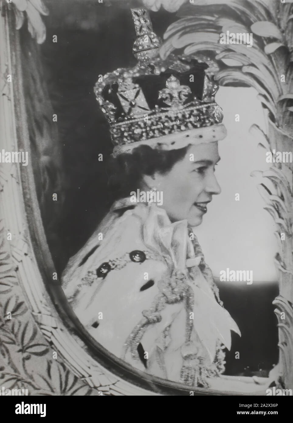 Photographie - H.V. Massey Harris McKay, Portrait de la reine Elizabeth II, Londres, Angleterre, 1953, une photographie représentant la reine Elizabeth le jour de son couronnement, le 2 juin 1953. Il s'agit d'un photo album contenant cent quatre photos noir et blanc et trois les transparents en couleur illustrant H. C. McKay agents Massey Harris, groupes, portraits, des machines et des événements datant de mai 1951. série de 'Livres' de la garde. Partie d'un Banque D'Images