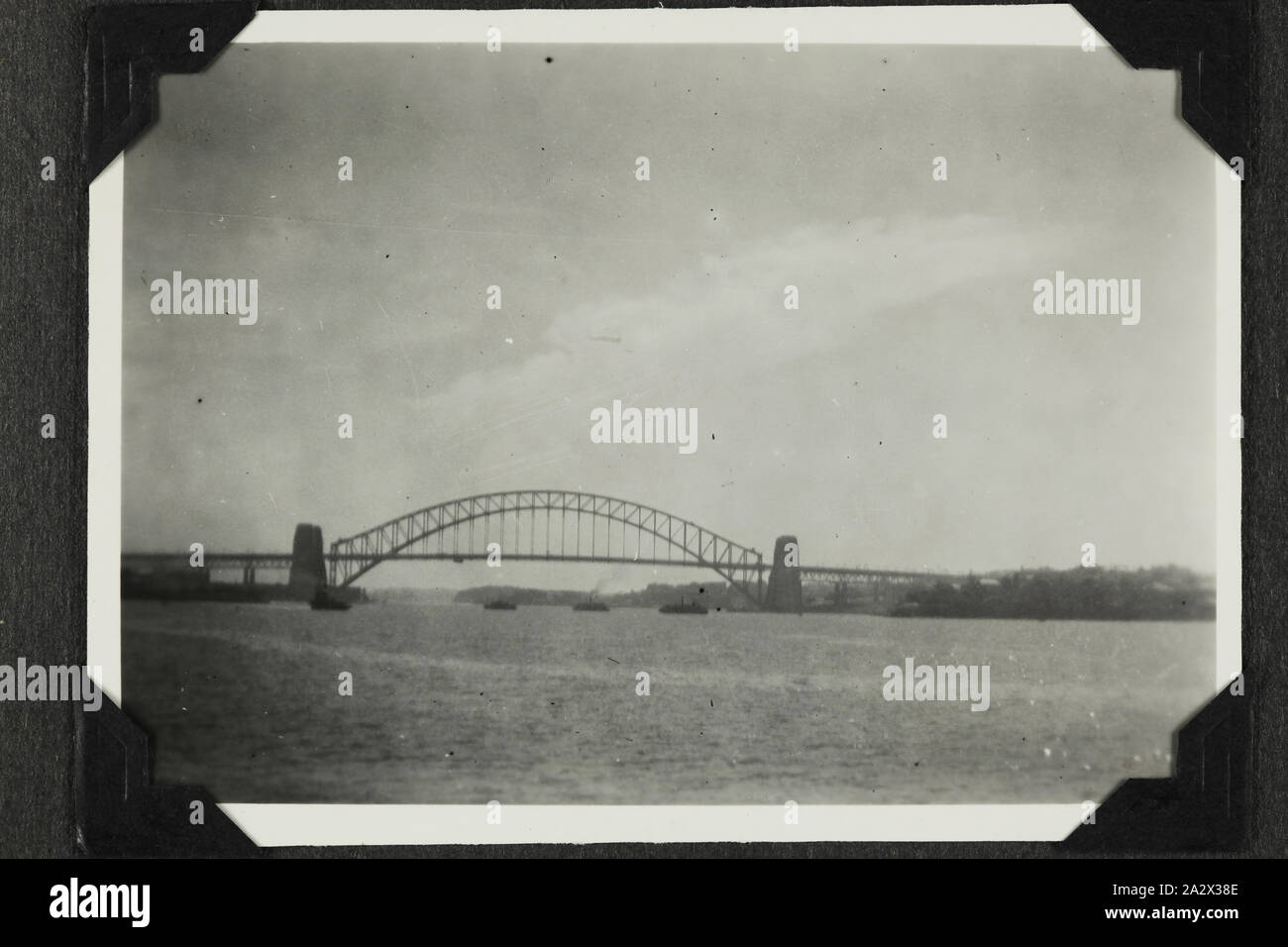 Photographie - 'Harbour Bridge Sydney', 1937-1939, photographie en noir et blanc d'Harbour Bridge de Sydney. L'une des 48 photographies dans un album. Prises par D.R.Goodwin, Marine royale australienne (R.A.N.) 1937-1939. Les images sont d'H.M.A.S Cerberus et autres les navires de guerre, de la formation et de feu sur le terrain Banque D'Images