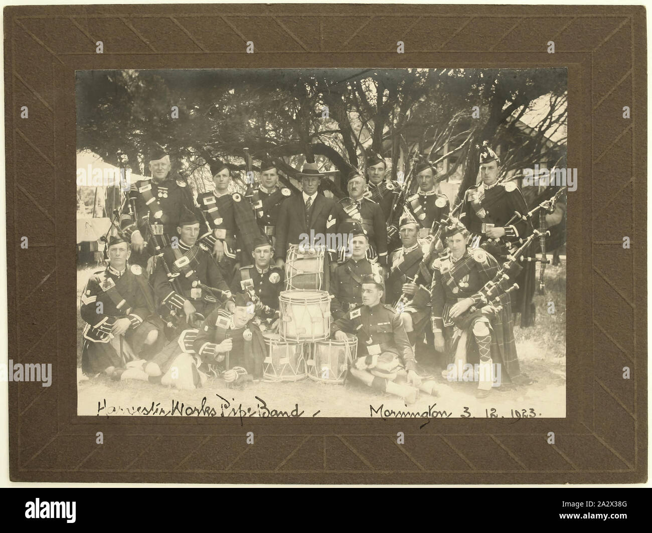 Photographie - Ensoleillement Harvester Works Pipe Band, Mornington, Victoria, 1923, photographie noir et blanc de la Sunshine Harvester Works Pipe Band avec Ralph McKay à Mornington, 3 décembre 1923. La photographie a été prise par Hewitt Studios de Little Collins Street, Melbourne. partie d'une collection de photographies, de négatifs, film émouvant, artefacts, de documents et de textes commerciaux appartenant à la Collection Soleil H. C. McKay. La collection McKay est considérée Banque D'Images