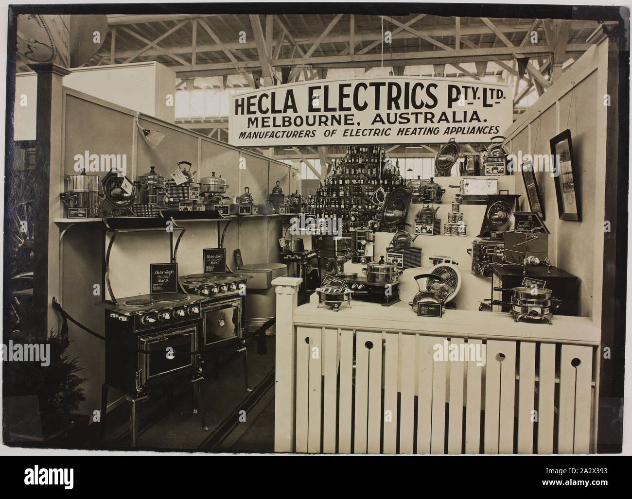 Photographie - Electrics Hecla Pty Ltd, l'affichage à Salon, vers 1930, photographie en noir et blanc d'un affichage des produits nationaux d'Hecla vers 1930. Les produits présentés sont principalement des ustensiles avec de petits radiateurs. Cette photographie est d'un album contenant 255 photographies en noir et blanc illustrant les appareils électriques, d'exposition, affiche des intérieurs de l'usine et le matériel publicitaire portant sur l'île Hecla Electrics Pty Ltd. Il fait partie de l'île Hecla Banque D'Images
