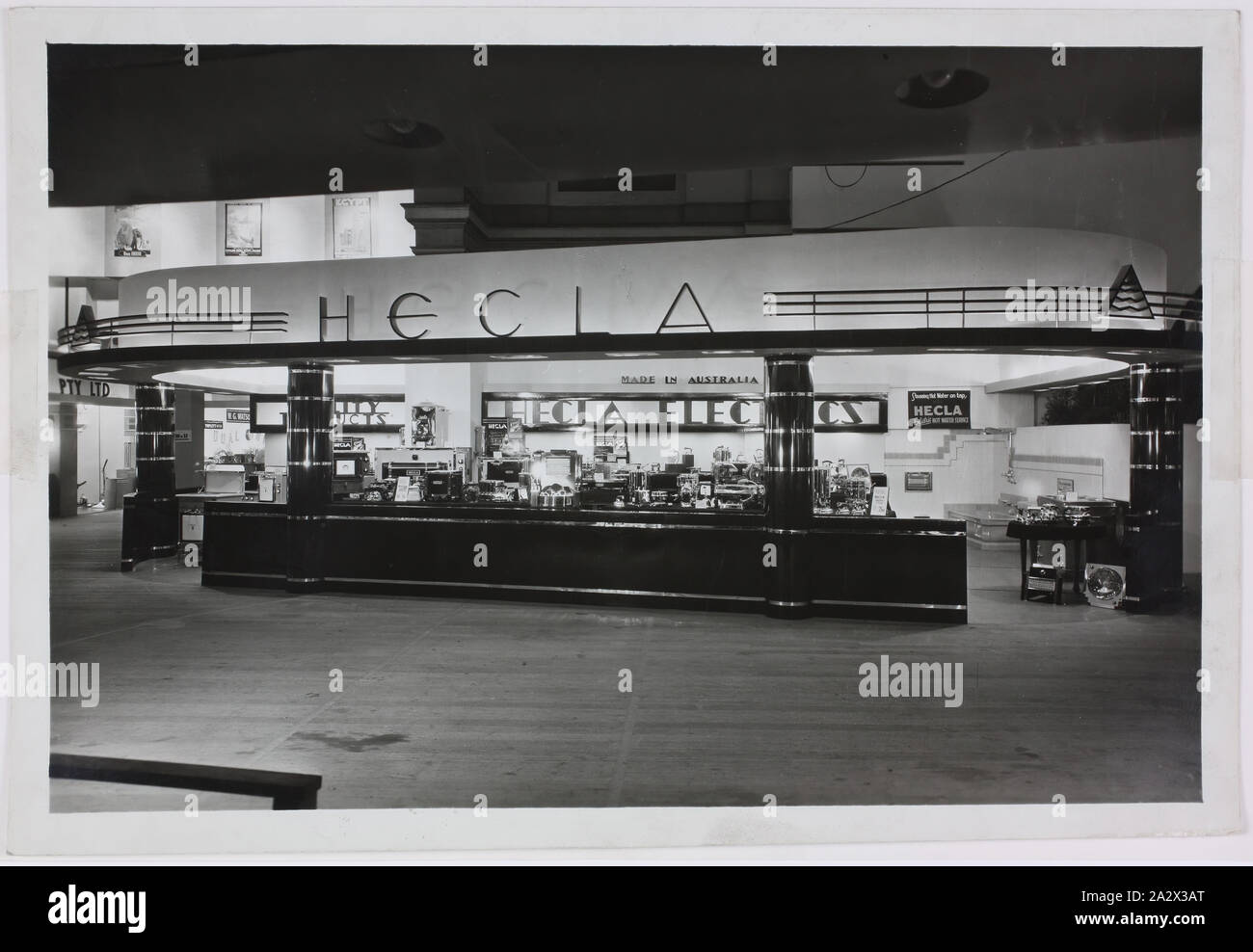 Photographie - Electrics Hecla Showroom Pty Ltd, vers 1940, photographie en noir et blanc d'Hecla, affichage à l'autoroute, vers 1940. Cette photographie est d'un album contenant 255 photographies en noir et blanc illustrant les appareils électriques, d'exposition, affiche des intérieurs de l'usine et le matériel publicitaire portant sur l'île Hecla Electrics Pty Ltd. Il fait partie de la collection de photographies d'Hecla, documents, produits, manuels et documents promotionnels de l'île Hecla Banque D'Images