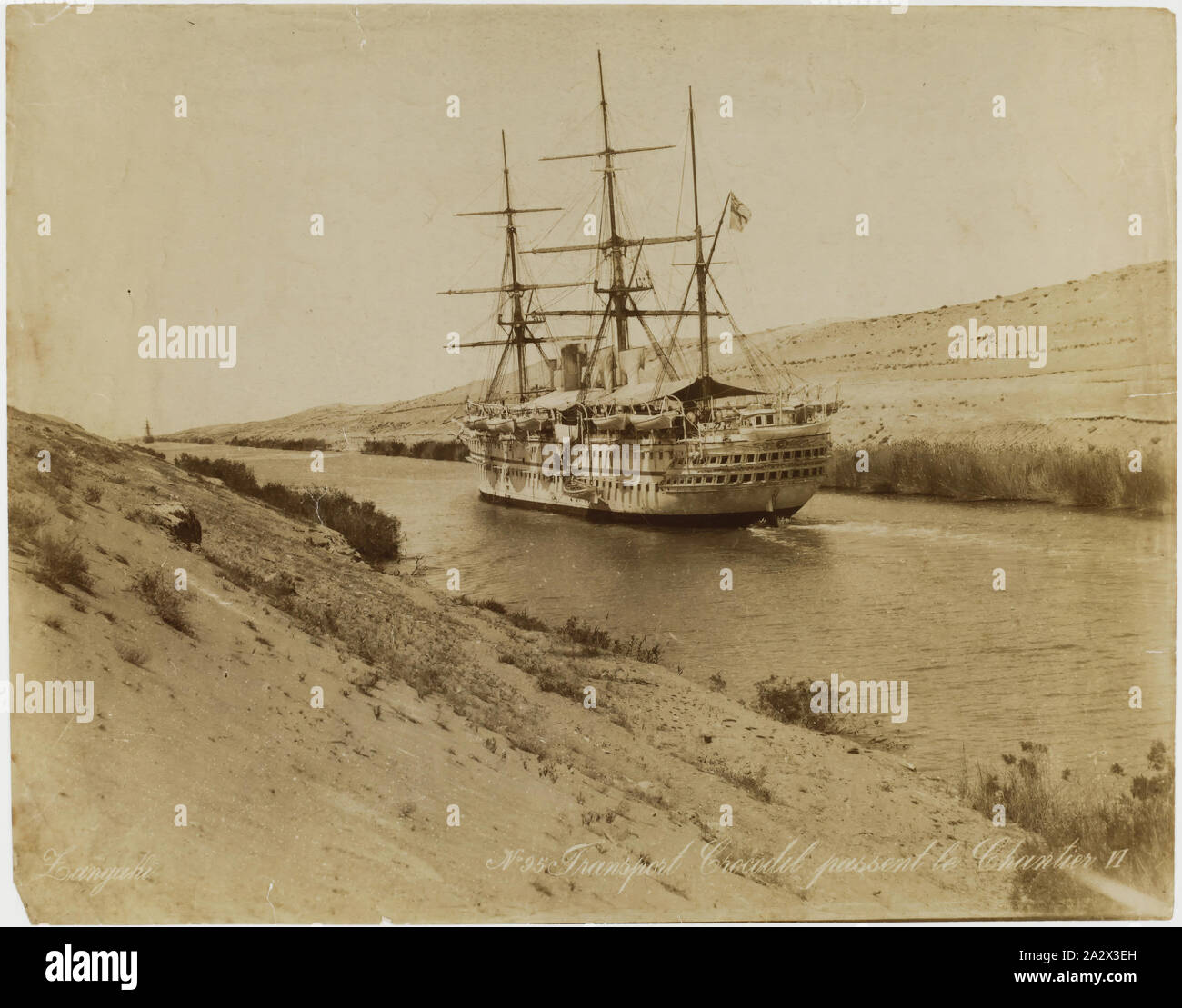 Photographie - HMS Crocodile, Canal de Suez, Egypte, vers 1886, une des quatre l'argent de l'albumen des photos du Canal de Suez, vers 1880. Le canal de Suez est une partie et une partie naturelle provoquées par l'élévation du niveau de la voie navigable dans l'Est de l'Égypte reliant la Méditerranée et la mer Rouge. Bien que les canaux primitifs de la région avaient été utilisés par les compagnies maritimes de l'antiquité, la route du canal moderne a été construit sur une période de 10 ans par la Compagnie du Canal de Suez en fonction Banque D'Images