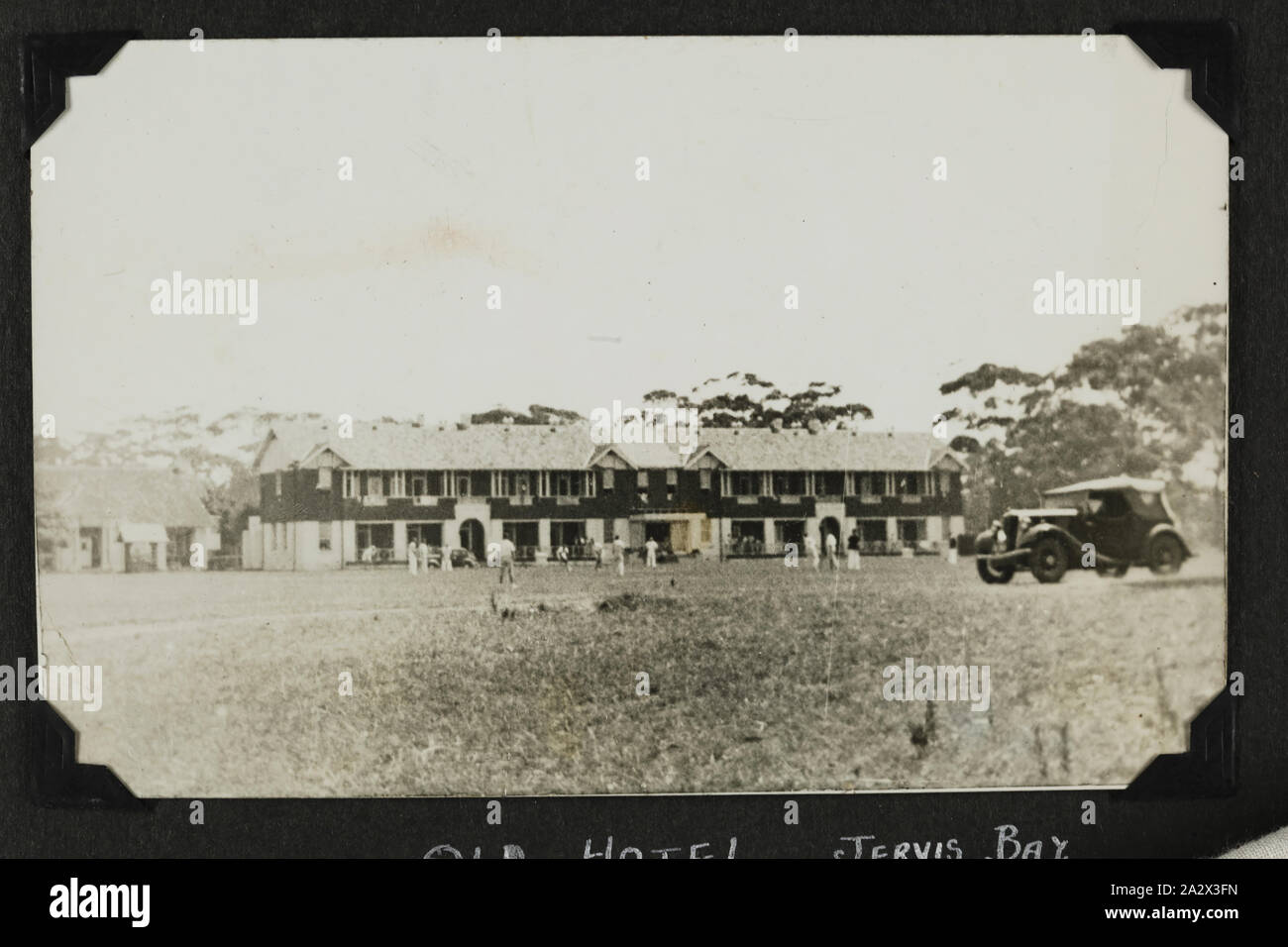 Photographie - 'hôtel' de Jervis Bay, Nouvelle-Galles du Sud, 1937-1939, photographie en noir et blanc d'un hôtel sur Jervis Bay, Nouvelle-Galles du Sud. L'une des 48 photographies dans un album. Prises par D.R.Goodwin, Marine royale australienne (R.A.N.) 1937-1939. Les images sont d'H.M.A.S Cerberus et autres les navires de guerre, de la formation et de feu sur le terrain Banque D'Images