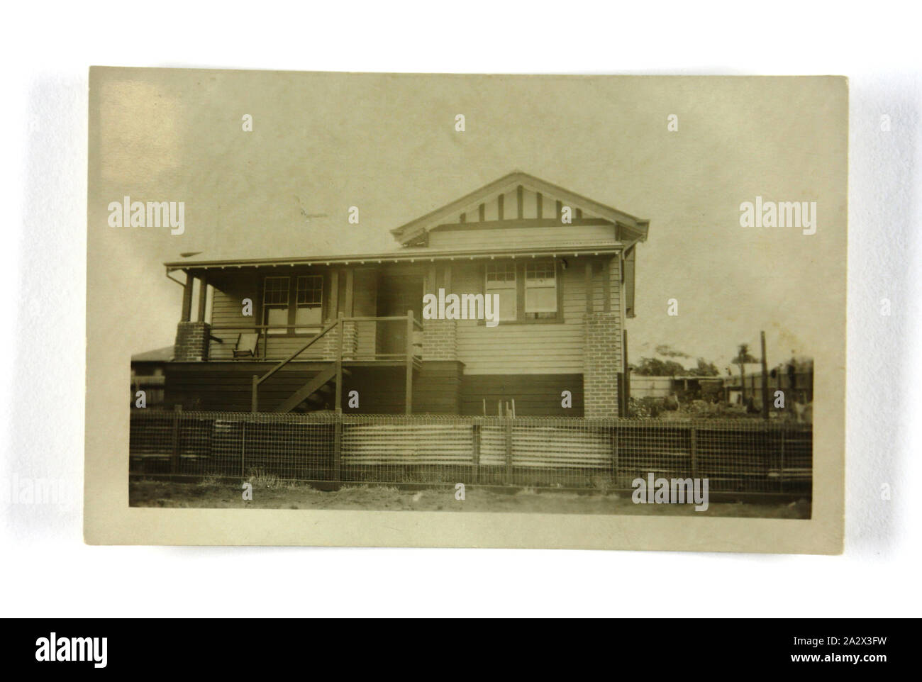Photographie - Maison, Nairn ou Jackson Family, Victoria, vers 1910-1930, une photographie de la maison avec du bois, piliers en brique de style bungalow californien, apparemment nouvelle. Il s'agit probablement d'une photographie de la maison familiale d'une branche de la famille Jackson ou Nairn - éventuellement Sarah et Arthur Jackson, qui a épousé en 1911, a vécu à Warragul et a eu trois enfants avant d'Arthur est mort dans un accident d'agriculture ; ou William et Eileen Nairn, qui épousa en 1916. Eileen vécu dans sa Banque D'Images