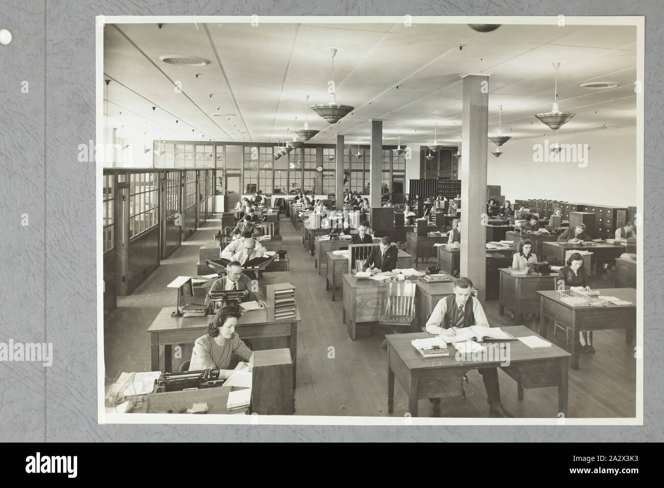 Photographie - International Harvester, Office Interior, l'Ensileuse House, Melbourne, 11 décembre 1946, l'un des quatre photographies en noir et blanc attaché à une page d'album. La page est l'un des 28 qui avaient fait un album photo contenant des photos noir & blanc de l'International Harvester Company's bureaux et salles d'état tout au long de l'Australie. Partie d'une grande collection de plaque de verre et de négatifs, diapositives, albums photos, catalogues de produits, des vidéos Banque D'Images