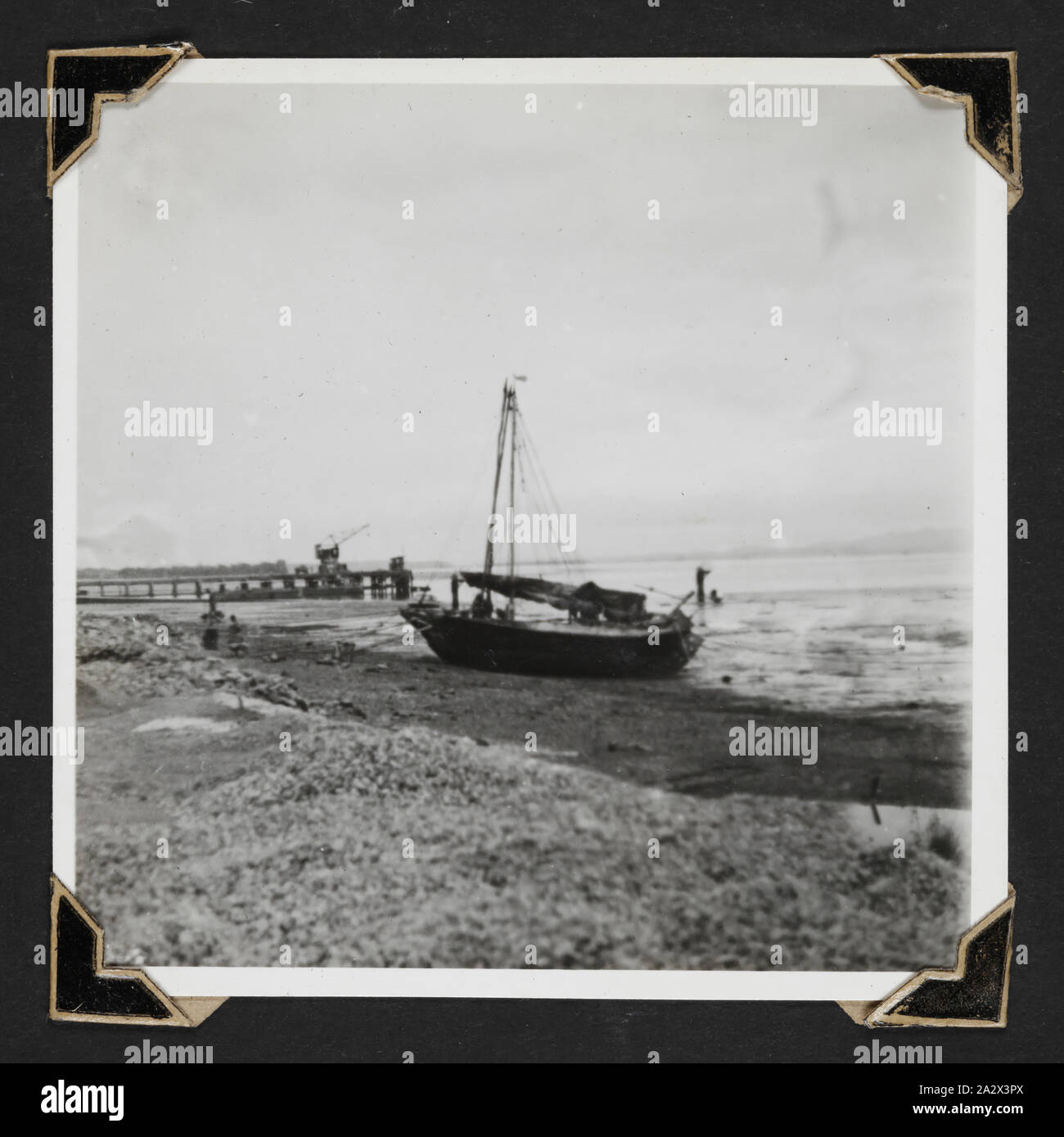 - 'Photographie' de l'estran du détroit de Johore, Singapour, 1941, photographie en noir et blanc d'un bateau sur l'estran du détroit de Johore.' L'une des 116 photos dans un album photographique organisé par le sous-lieutenant Colin Keon-Cohen. Ce sont de très bonnes images de la vie à Singapour avec 205 Sqn RAF, puis 77 Sqn RAAF, DEUXIÈME GUERRE MONDIALE Banque D'Images