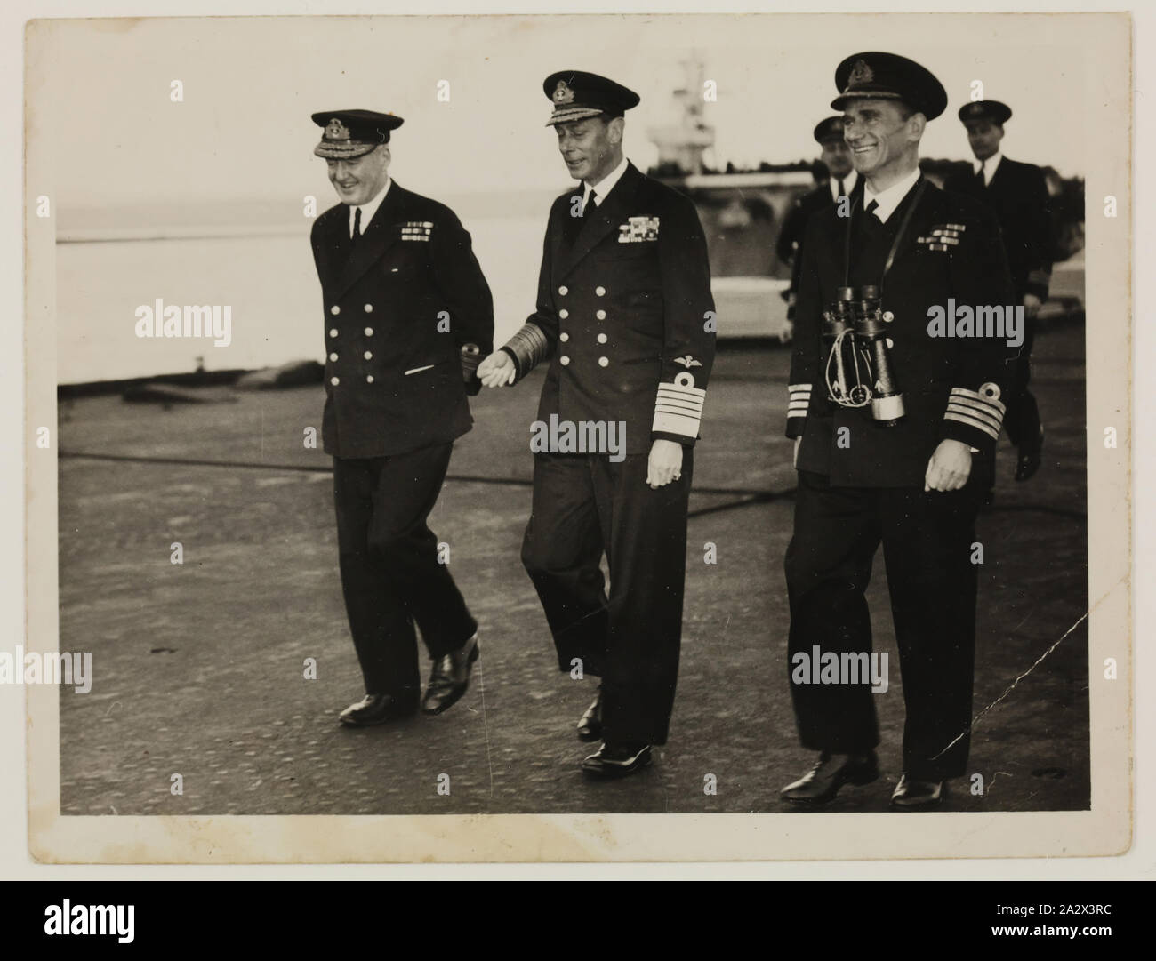 Photographie - Le Roi George VI, le matelot de David Ralph Goodwin, vers 1950, photographie du roi George VI la marche avec deux Admiral's vers 1950. L'une des 32 photographies en noir et blanc, certains sous forme de cartes postales, concernant le service militaire de David Ralph Goodwin, Ex-H.M.A.S. Association (Vic Banque D'Images