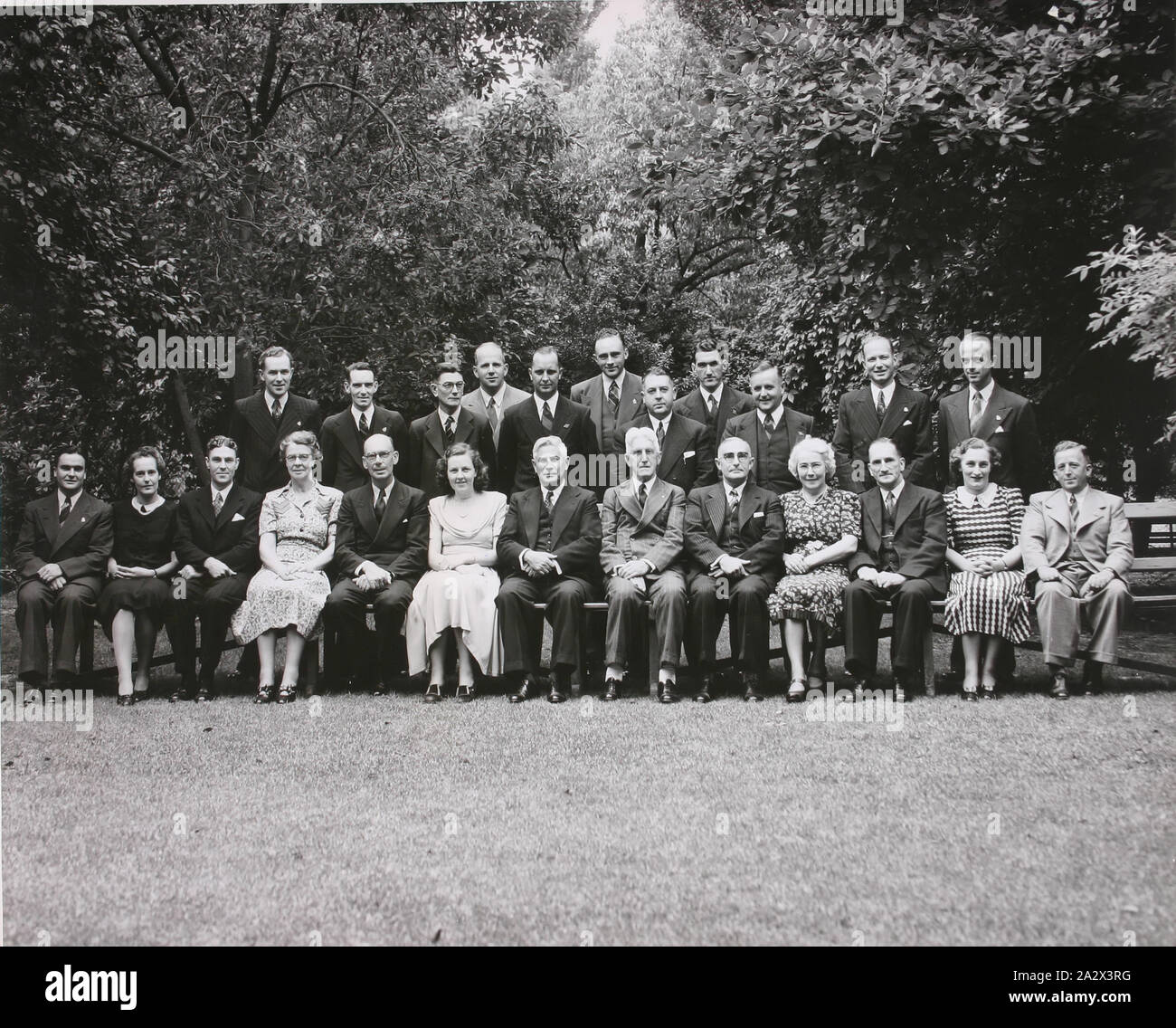 Photographie, de comptables Conférence, Abbotsford, Victoria, 1948, Noir et blanc, photographie de la gélatine d'argent des membres de la Conférence d'experts-comptables, Kodak Australasia, Abbotsford, Victoria, 1948. Première rangée, de gauche à droite : Roger Kuring, Jean Jeffries, John Habersberger, Laura Marsh, Bill Clarkson, Moira Sheedy, Ernie Page, John Sutherland, Len Shepherd, Nell Cameron, Alf Martin, Norma Symmons, Jack Ellis. Rangée arrière de gauche à droite : Noel Monteith, Wal Banque D'Images